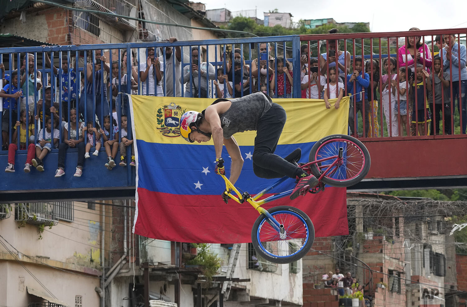  Extreme Barcelona 2020 champion Daniel Dhers, who won a silver medal in the Tokyo Olympics’ debut of BMX Freestyle, gives an exhibition in Caracas, Venezuela, Aug. 14, 2021. (AP Photo/Ariana Cubillos) 