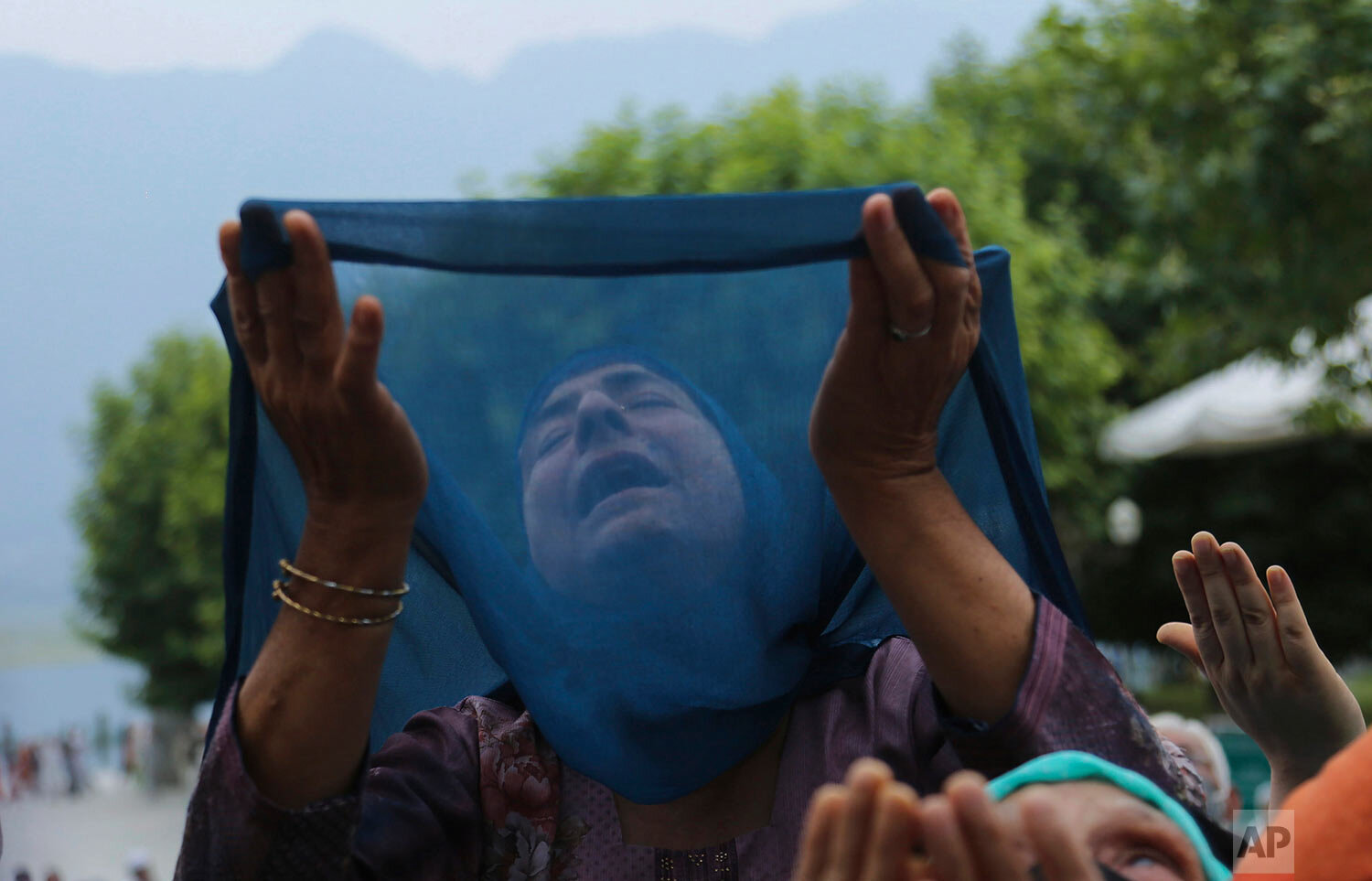  Kashmiri Muslims raise their hands and pray as the head priest, unseen, displays a relic believed to be a hair from the beard of the Prophet Mohammad during special prayers to observe the Martyr Day of second Khalifa of Islam Hazrat Umar-e- Farooq, 