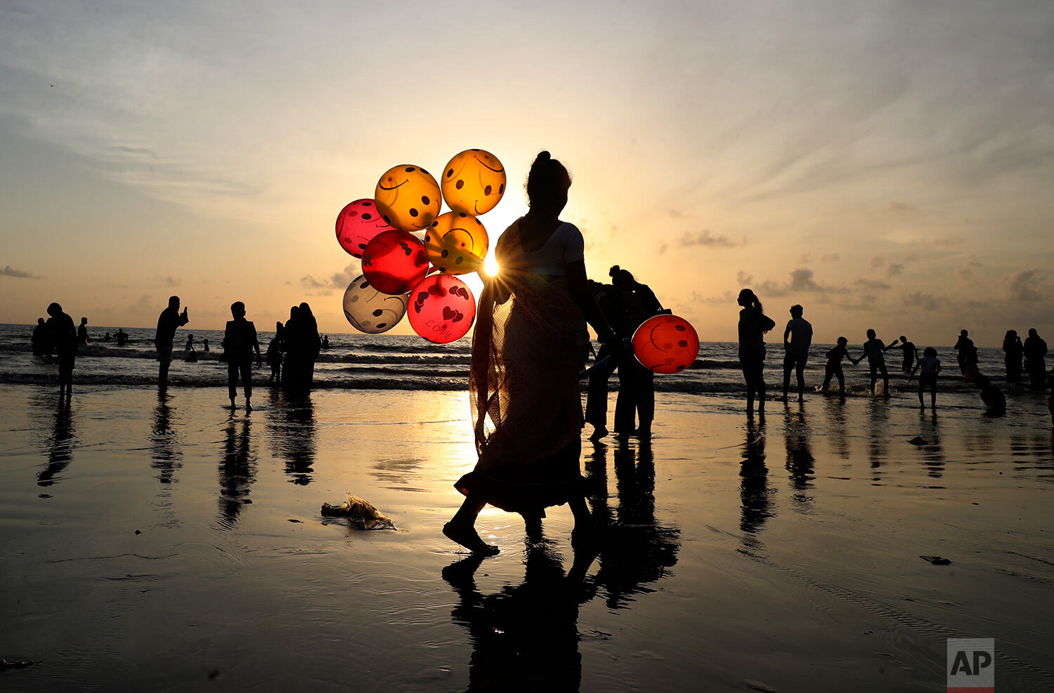  A woman sells balloons at a Juhu beach in Mumbai, India, Tuesday, Aug. 24, 2021. (AP Photo/Rafiq Maqbool) 