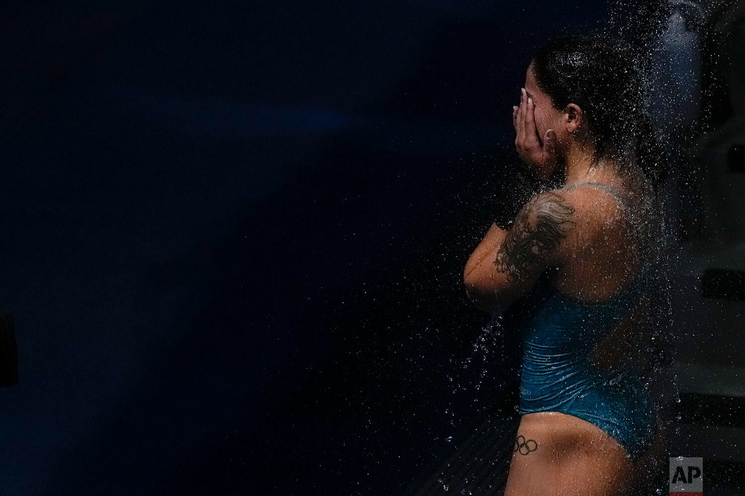 Ingrid Oliveira, of Brazil takes a shower after competing in women's diving 10-meter platform preliminary at the 2020 Summer Olympics, Wednesday, Aug. 4, 2021, in Tokyo. (AP Photo/Alessandra Tarantino) 