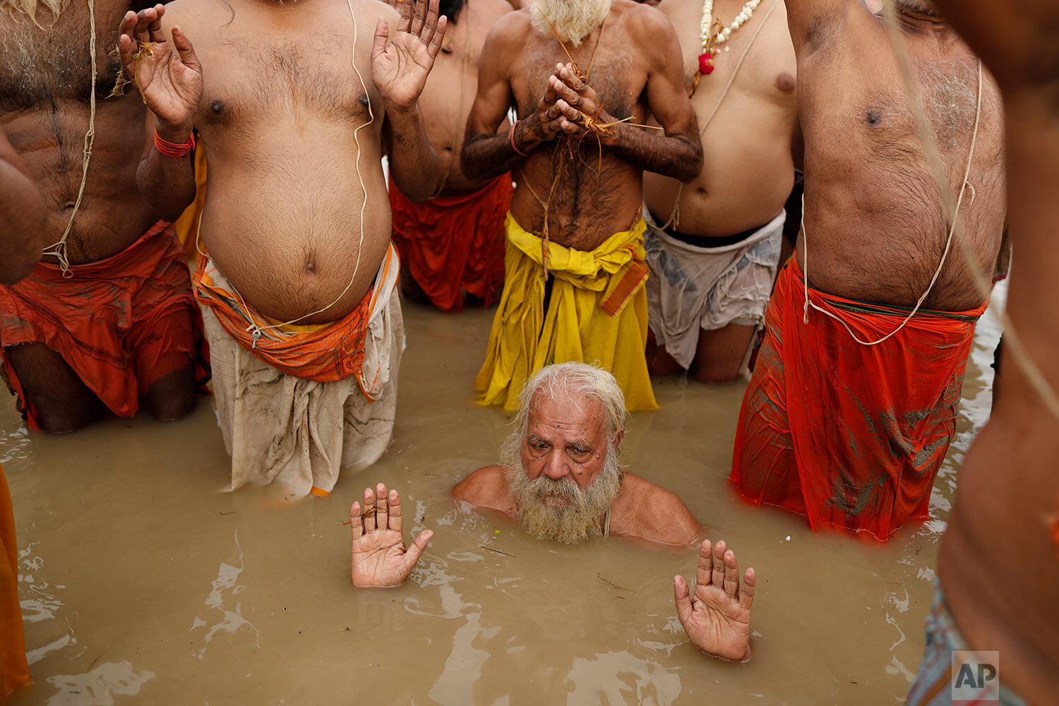  Members of the Hindu Brahmin community perform the annual 'Shravani Puja' at Sangam, the holy confluence of river Ganga, Yamuna and the mythical Sarawati, in Prayagraj, India. Sunday, Aug. 22, 2021.  (AP Photo/Rajesh Kumar Singh) 