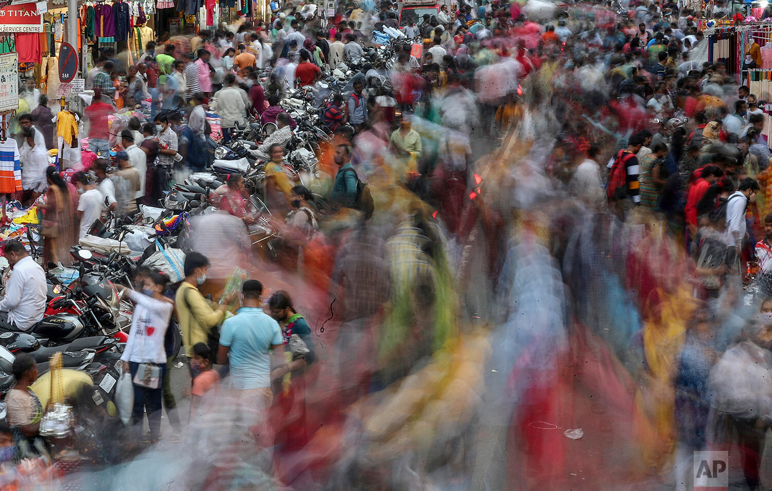  People crowd a market ahead of the Ganesh Chaturti festival in Mumbai, India, Sunday, Sept. 5, 2021. (AP Photo/Rafiq Maqbool) 