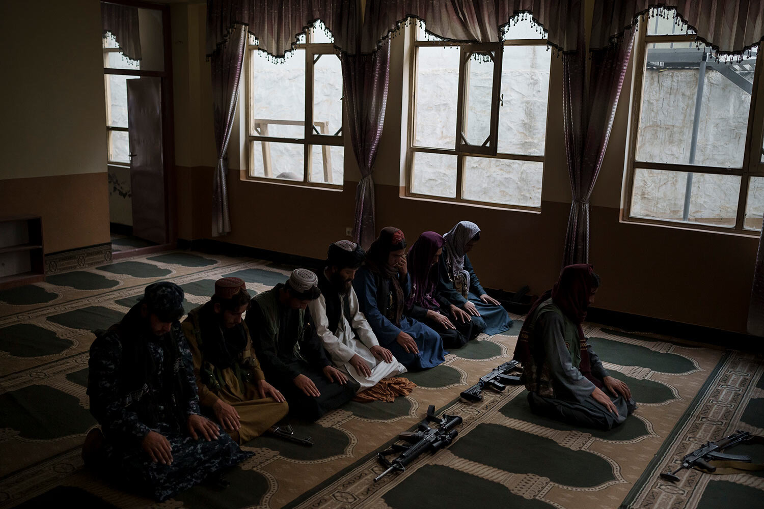  Afghan fighters stop at a local mosque for a prayer during a police patrol in search for a man accused of stabbing in Kabul, Afghanistan, Sunday, Sept. 12, 2021. (AP Photo/Felipe Dana) 