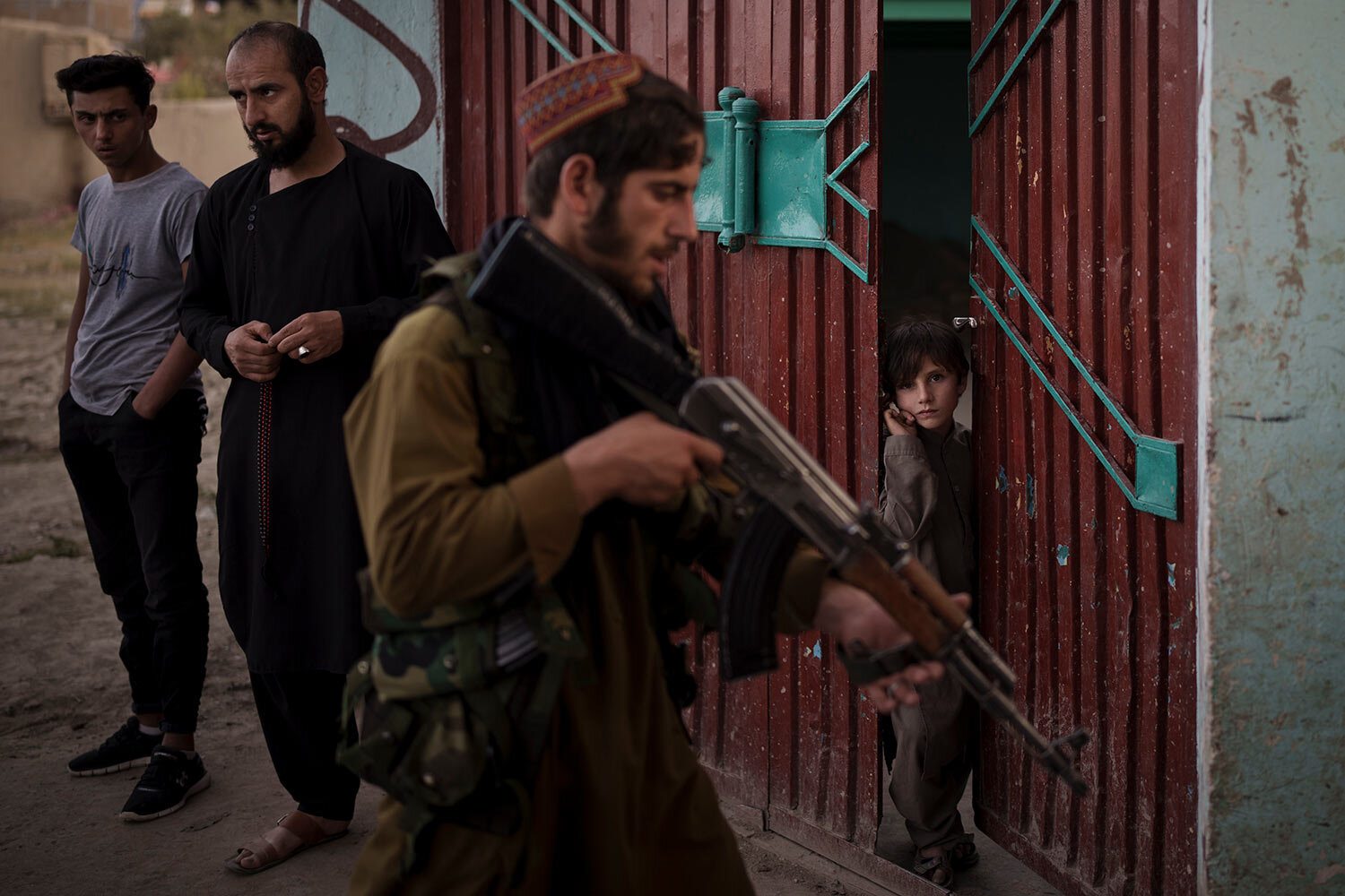  An afghan boy looks as Taliban fighters search for a man accused of stabbing in Kabul, Afghanistan, Sunday, Sept. 12, 2021. (AP Photo/Felipe Dana)  