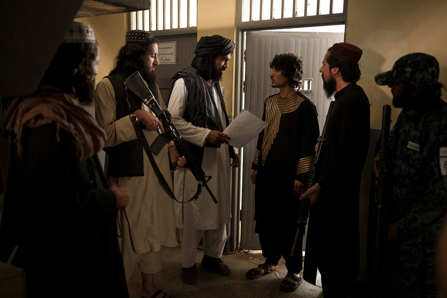  Taliban fighters talk to a detainee before transferring him to a court in Kabul, Afghanistan, Sunday, Sept. 19, 2021. (AP Photo/Felipe Dana)  