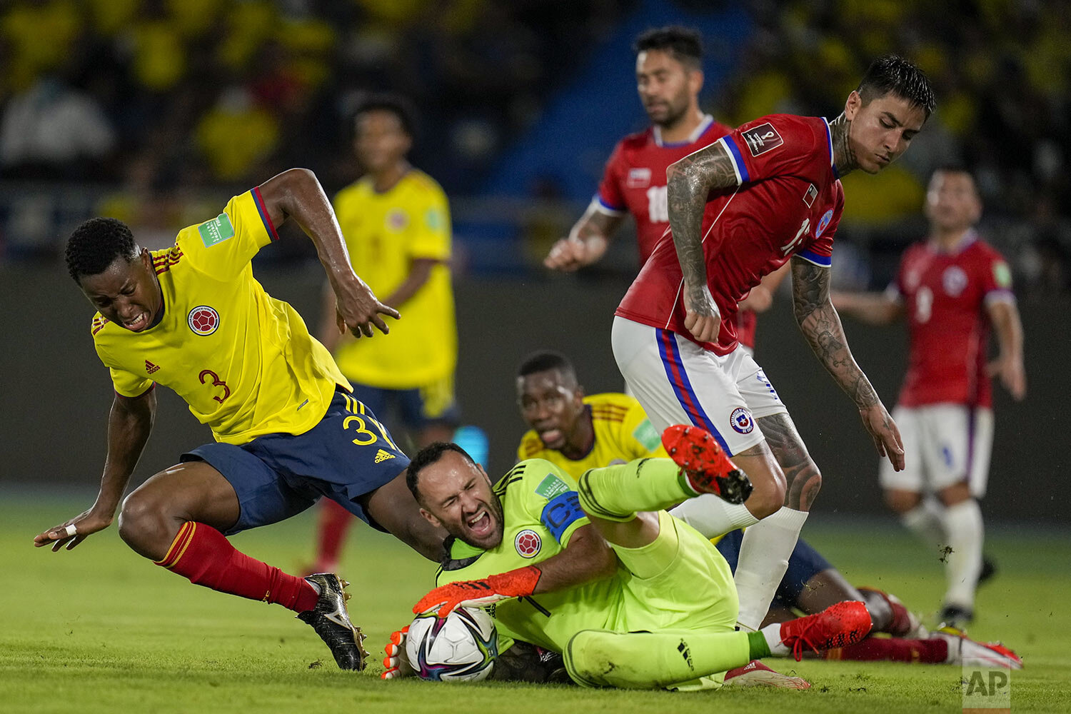  Colombia's goalkeeper David Ospina blocks an attack by Chile's Erick Pulgar during a FIFA World Cup Qatar 2022 qualifyer soccer match in Barranquilla, Colombia, Sept. 9, 2021. (AP Photo/Fernando Vergara) 
