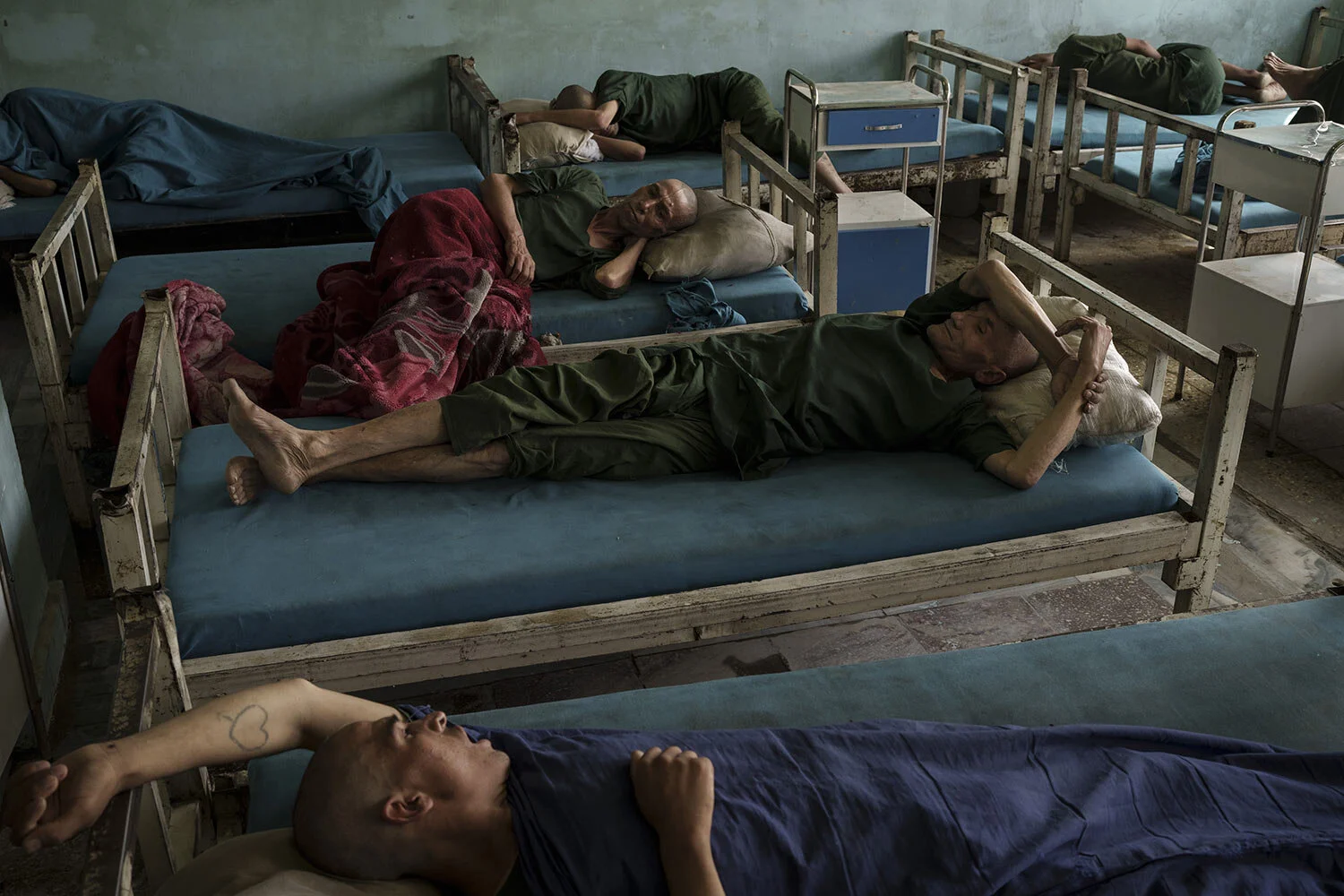 Uživatelé drog zadržení během zátahu Talibanu na odpočinkovém oddělení lékařské nemocnice Avicenna pro léčbu drog v Kábulu v Afghánistánu, pondělí 4. října 2021. (AP Photo/Felipe Dana)
