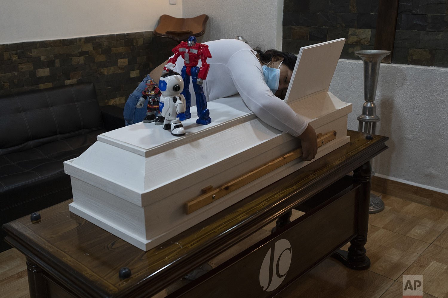  Julieres hugs the coffin of her 4-year-old son Joshue during his funeral service in Caracas, Venezuela, Oct 27, 2021. Joshue was on a list for a bone marrow transplant. (AP Photo/Ariana Cubillos) 
