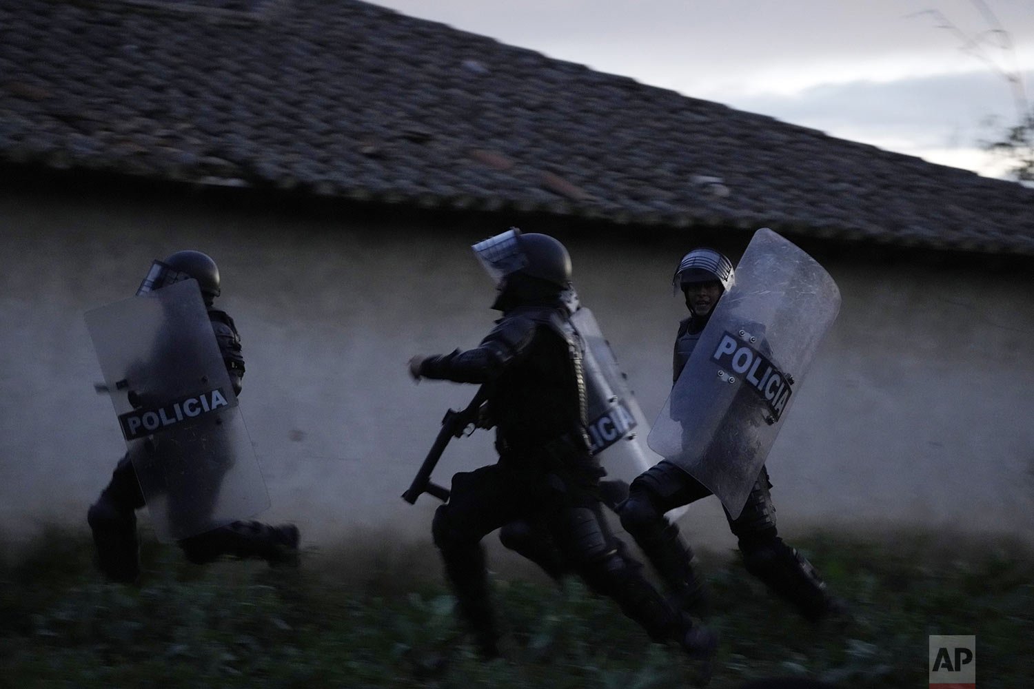  Police advance on anti-government protesters angry with the rise in gas prices in Saquisili, Ecuador, Oct. 27, 2021. (AP Photo/Dolores Ochoa) 
