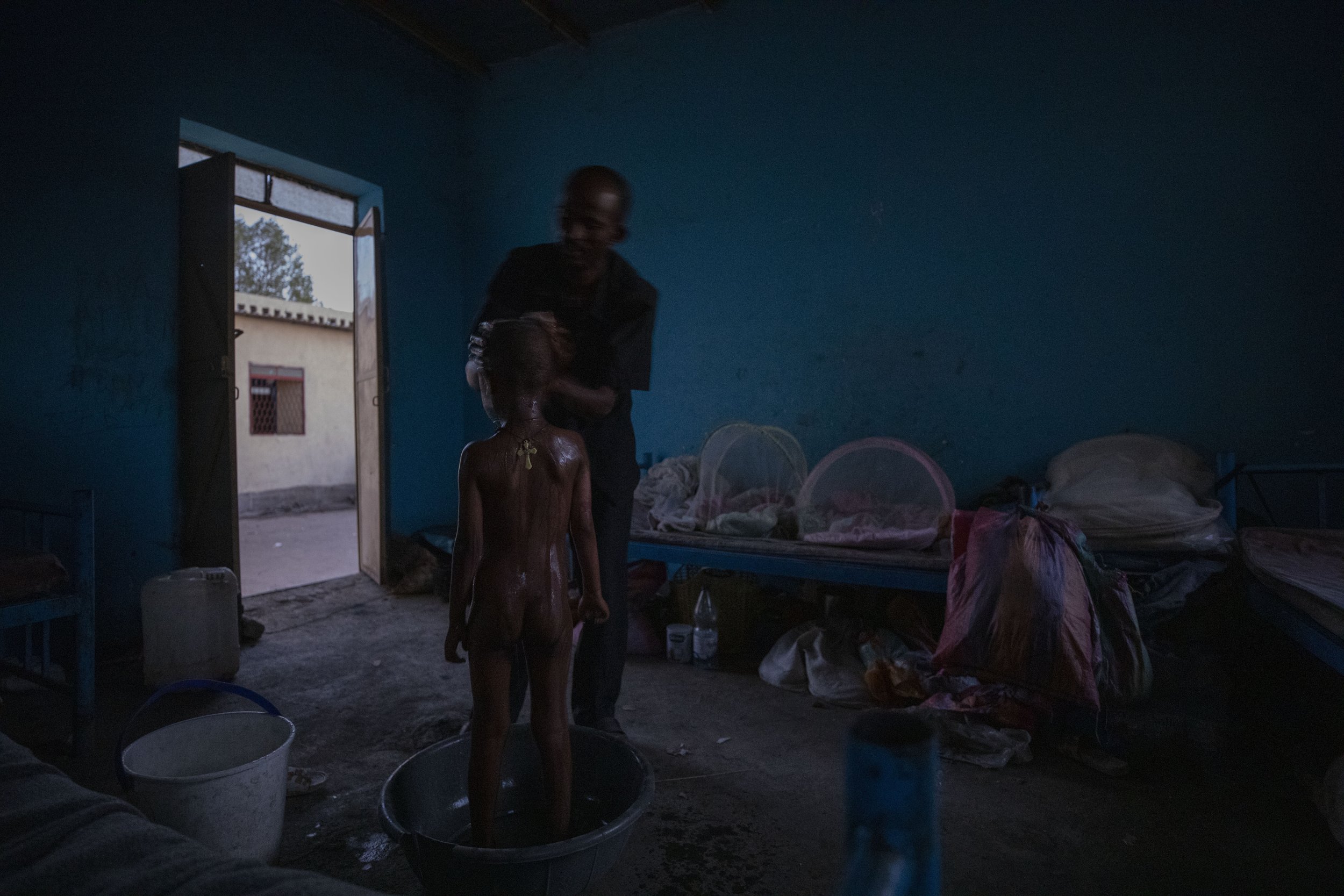  Tigrayan refugee Abraha Kinfe Gebremariam bathes his 5-year-old son, Micheale, early in the morning in their shelter in Hamdayet, eastern Sudan, near the border with Ethiopia, on March 21, 2021. (AP Photo/Nariman El-Mofty) 