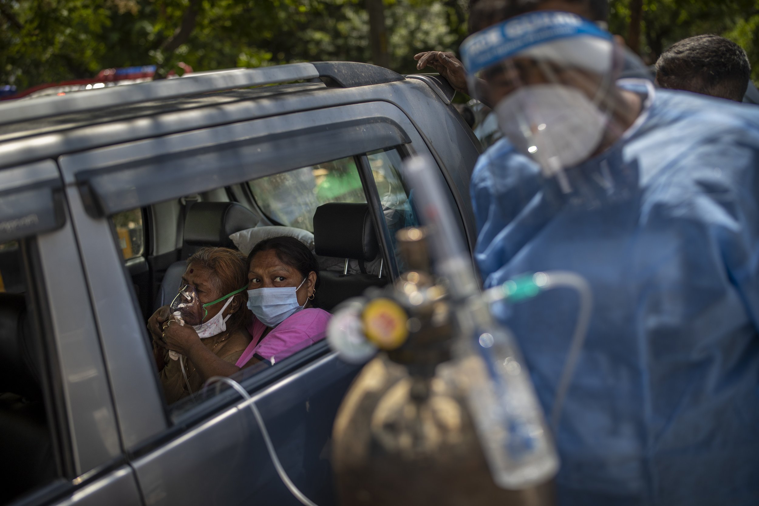  A patient in a car receives oxygen provided by a Gurdwara, a Sikh place of worship, in New Delhi, India, on April 24, 2021. India’s health system has been overwhelmed by the coronavirus pandemic, leaving patients desperate for oxygen and other suppl