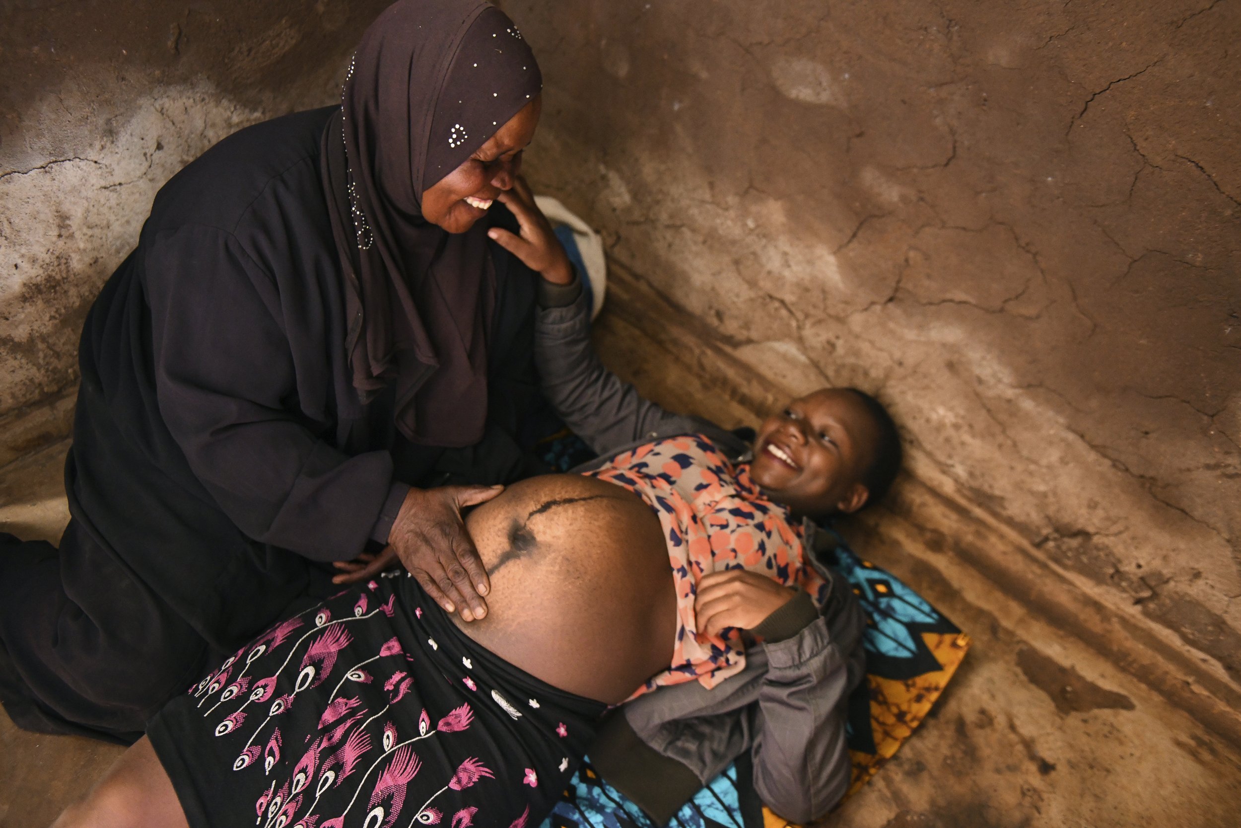  Lucy Mbewe, a traditional birth attendant, assists a pregnant woman at her home in Simika Village, Chiradzulu, southern Malawi, on May 23, 2021. (AP Photo/Thoko Chikondi) 