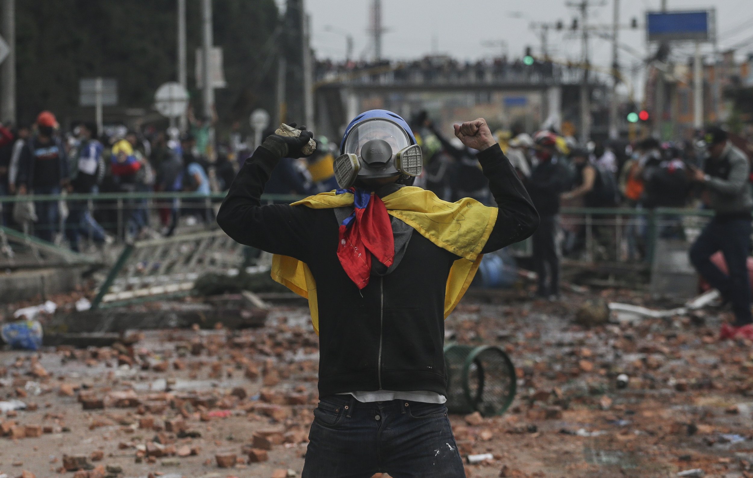  Anti-government protesters angry over proposed tax increases on public services, fuel, wages and pensions clash with police in Madrid, Colombia, on the outskirts of Bogota, on May 28, 2021. (AP Photo/Ivan Valencia) 