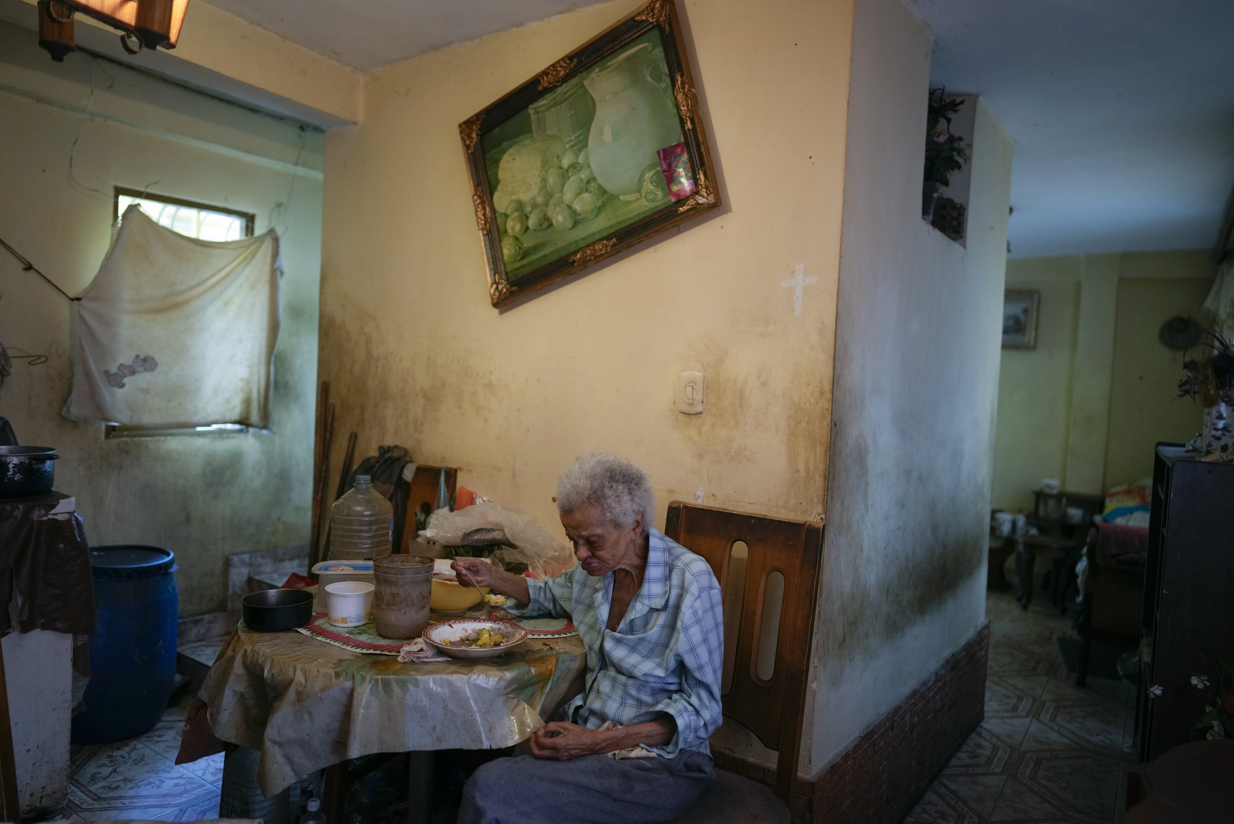  Zenobia Ansualve, 88, who lives alone, eats lunch at her home in Caracas, Venezuela, on Aug. 18, 2021. Ansualve, who does not go out because of the coronavirus pandemic, said she lives on $20 a month from renting a room and an elderly friend helps b
