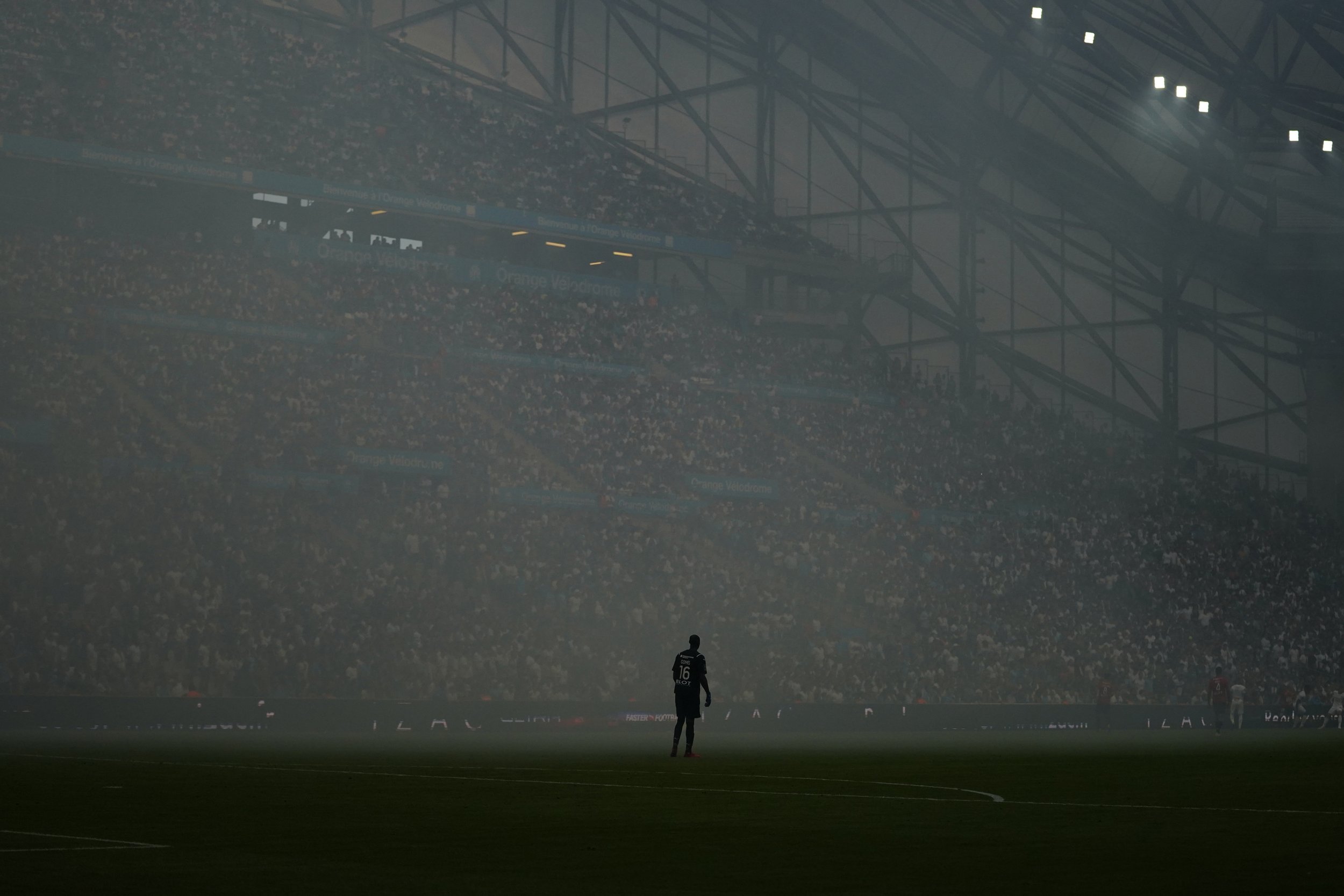  Rennes' goalkeeper Alfred Gomis stands in heavy fog caused by flares after Marseille's Amine Harit scores his side's second goal during a French League One soccer match at the Velodrome stadium in Marseille, France, on Sept. 19, 2021. (AP Photo/Dani