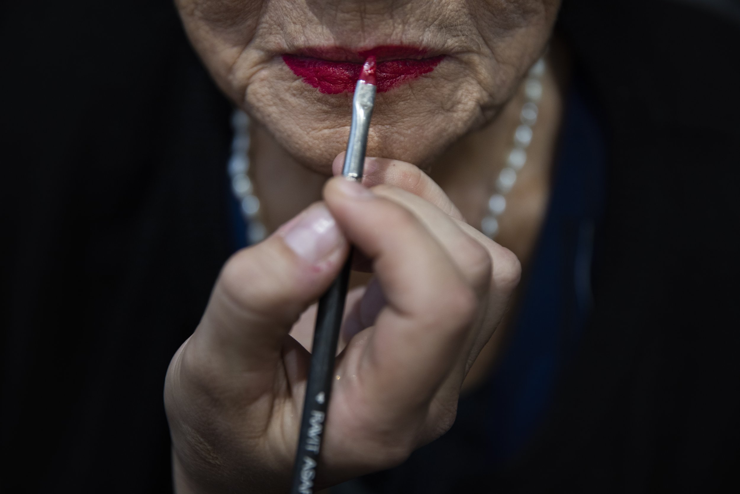  Holocaust survivor Rivka Papo, 87, gets makeup applied during a special beauty pageant honoring Holocaust survivors in Jerusalem, on Nov. 16, 2021. (AP Photo/Oded Balilty) 
