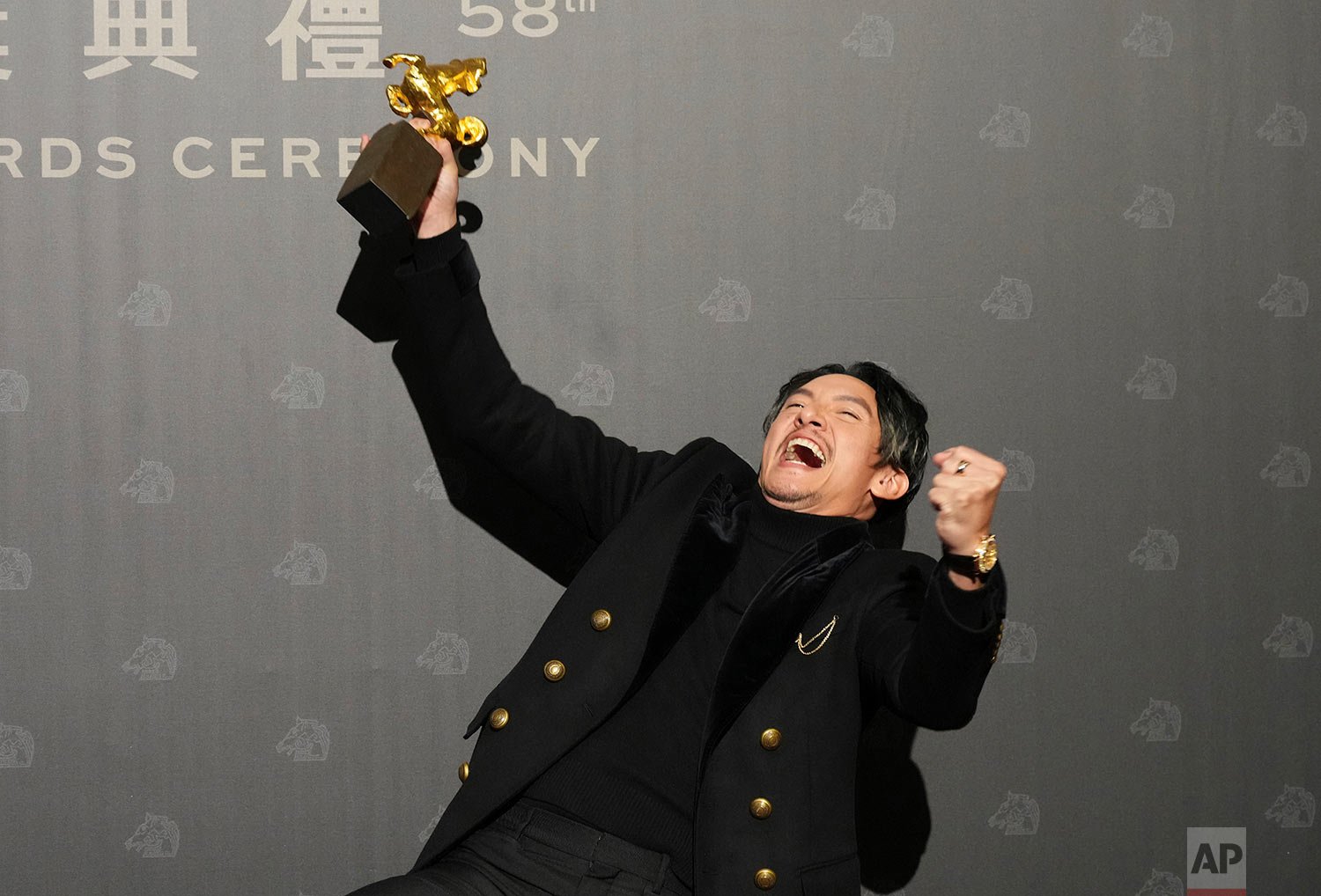  Taiwanese actor Chang Chen holds his award for Best Leading Actor for the film "The Soul" at the 58th Golden Horse Awards in Taipei, Taiwan, Saturday, Nov. 27, 2021.  (AP Photo/Billy Dai) 