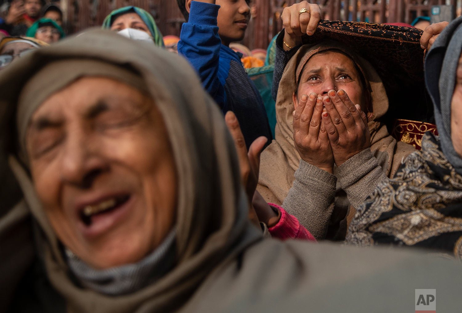  Kashmiri Muslim women devotees weep while praying as a priest displays a relic of Sufi saint Sheikh Syed Abdul Qadir Jeelani outside his shrine in Srinagar, Indian controlled Kashmir, Wednesday, Nov. 17, 2021. (AP Photo/Mukhtar Khan) 