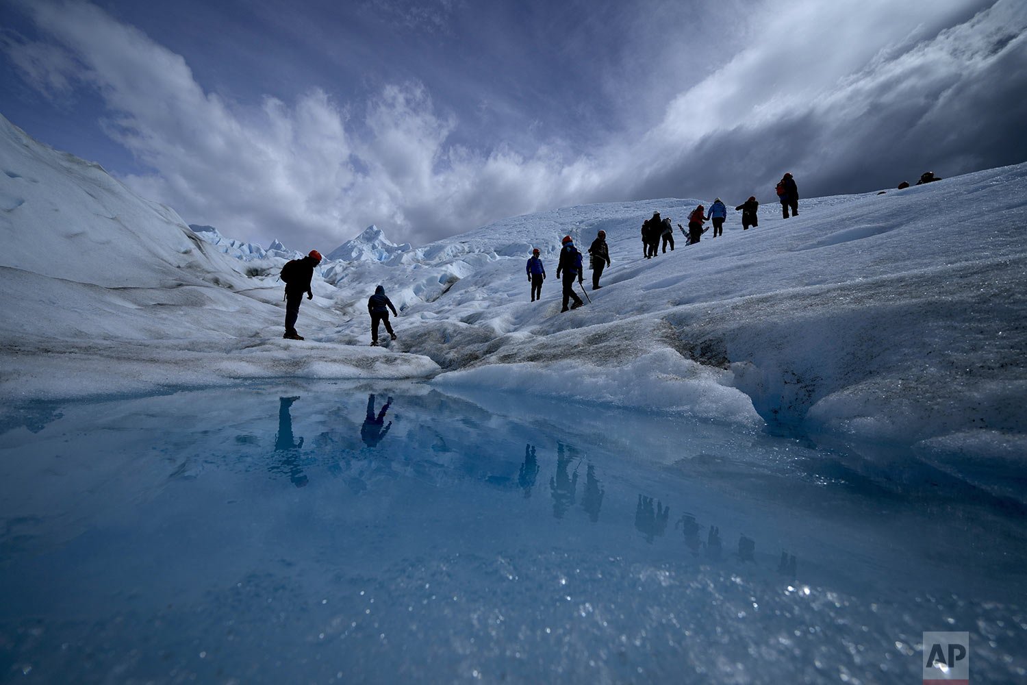  Tourists walk on the Perito Moreno Glacier at Los Glaciares National Park, near El Calafate, Argentina, Nov. 2, 2021. (AP Photo/Natacha Pisarenko) 