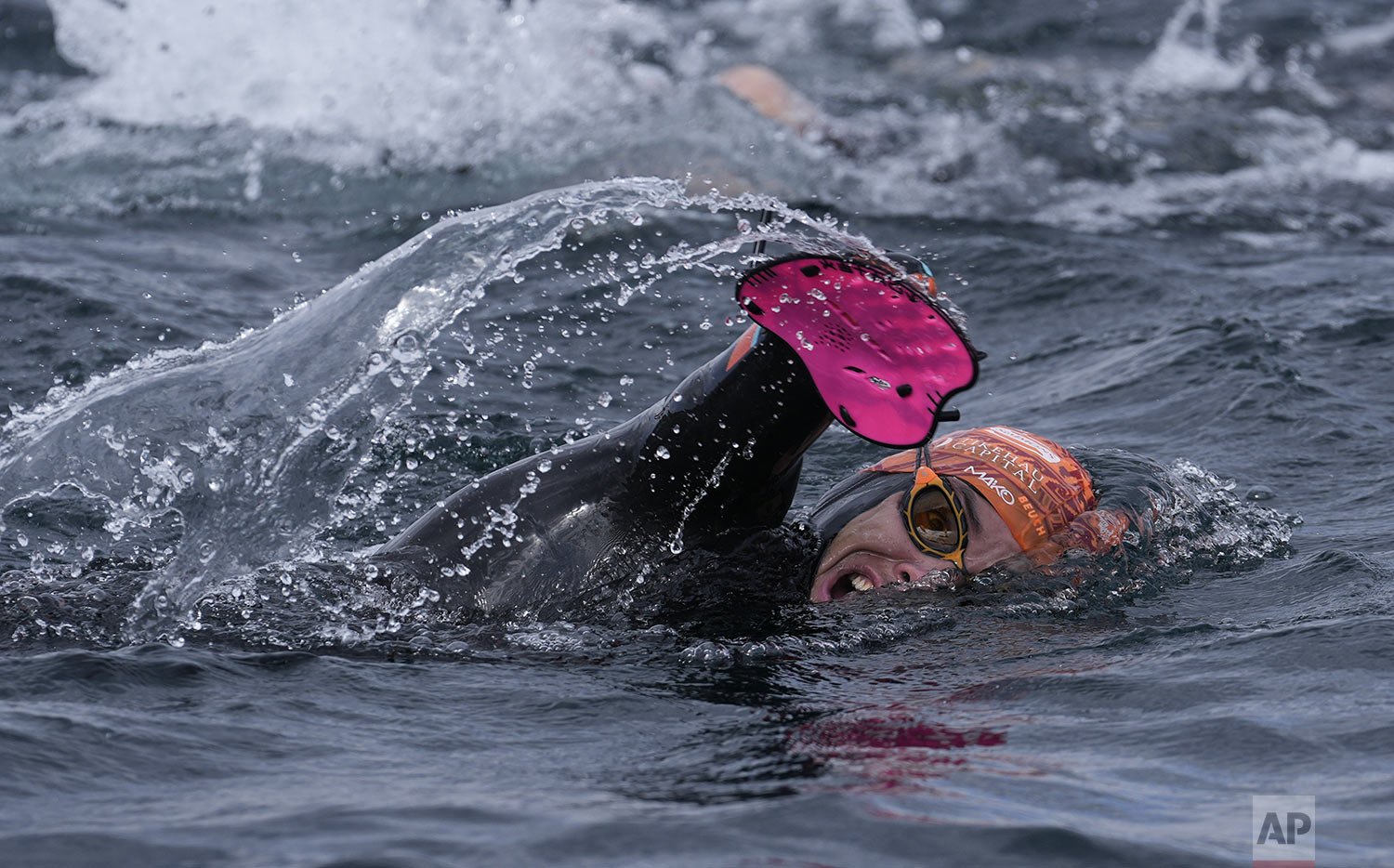  France's Paralympic swimmer Theo Curin swims across Titicaca Lake from Copacabana, Bolivia, Nov. 10, 2021. (AP Photo/Juan Karita) 