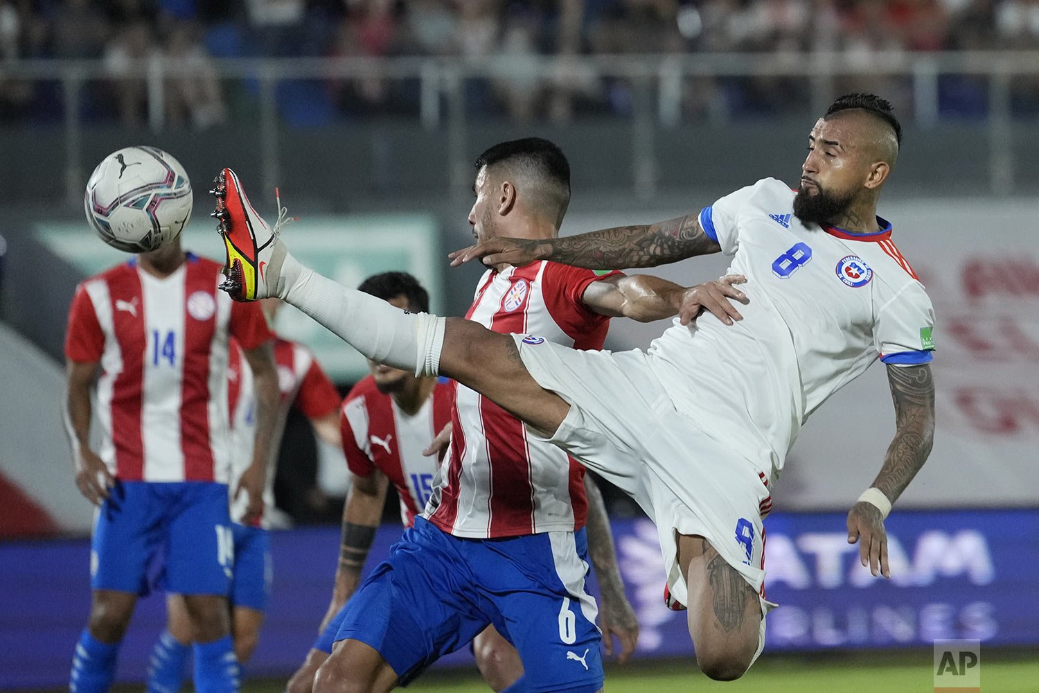 Chile's Arturo Vidal, right, and Paraguay's Junior Alonso, battle for control of the ball during a qualifying soccer match for the FIFA World Cup Qatar 2022, in Asuncion, Paraguay, Nov. 11, 2021. (AP Photo/Jorge Saenz) 
