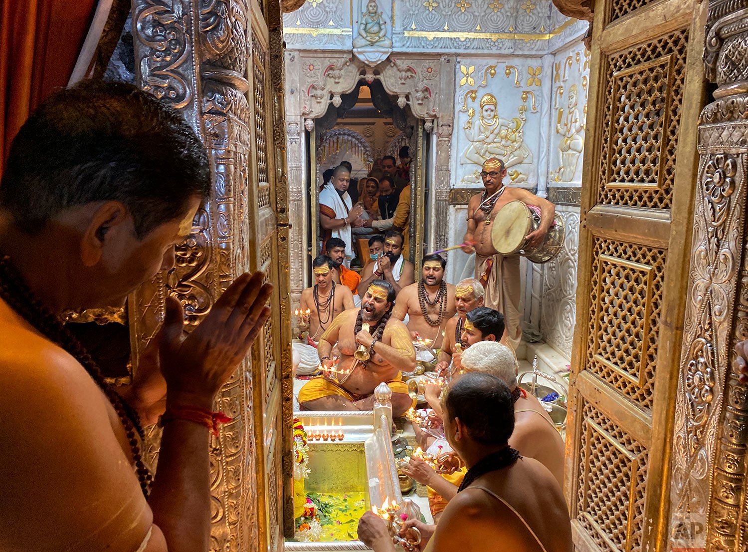  Hindu priests pray at the Kashi Vishwanath temple dedicated to Lord Shiva in Varanasi, India, Sunday, Dec. 12, 2021.  (AP Photo/Rajesh Kumar Singh) 