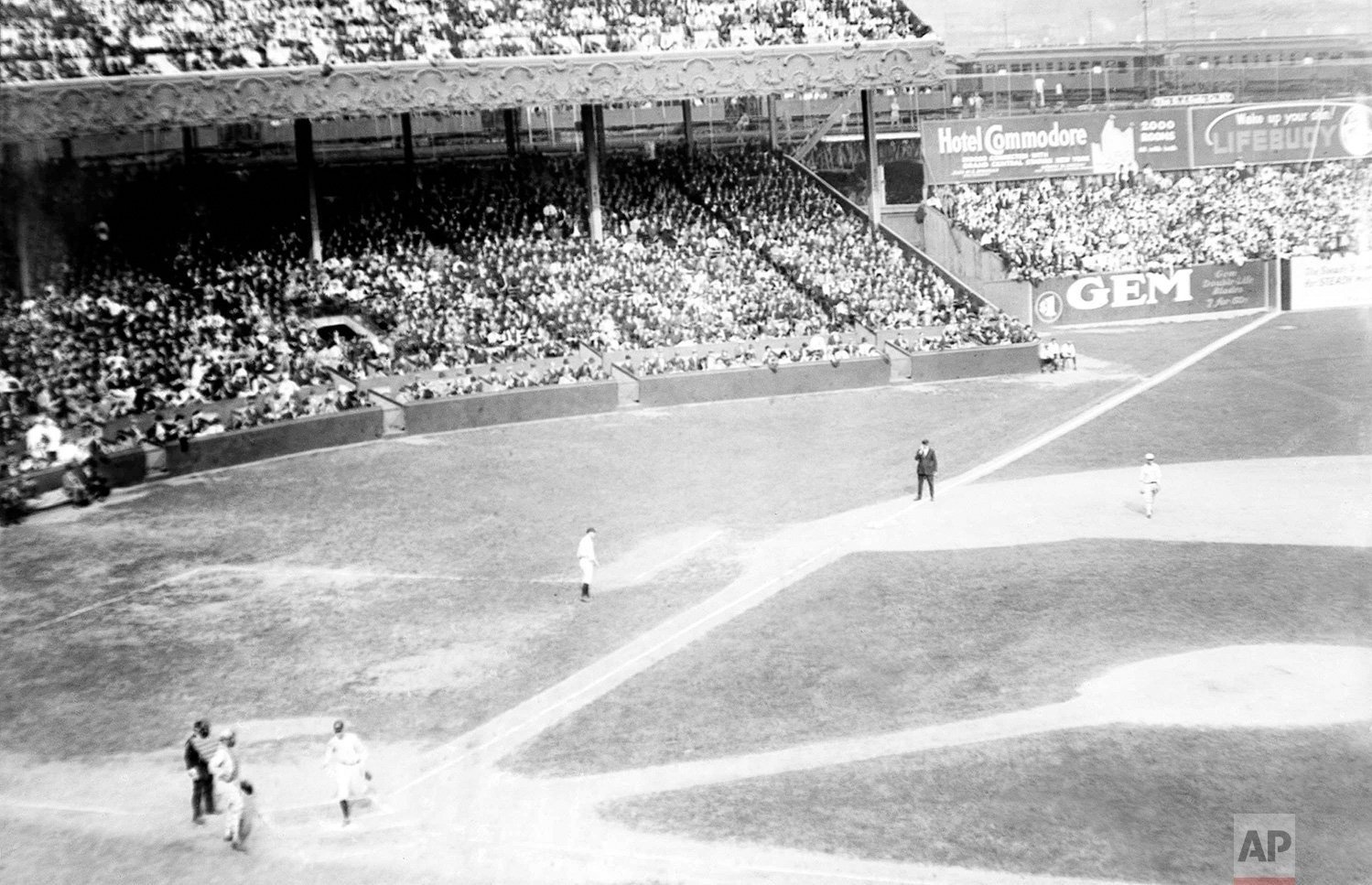  Jo Jo Dugan, scoring the Yankees first run of the second game of World Series, Oct. 5, 1922, on Wally Pipp's single to George Kelly in the first inning at the Polo Grounds in New York. (AP Photo) 