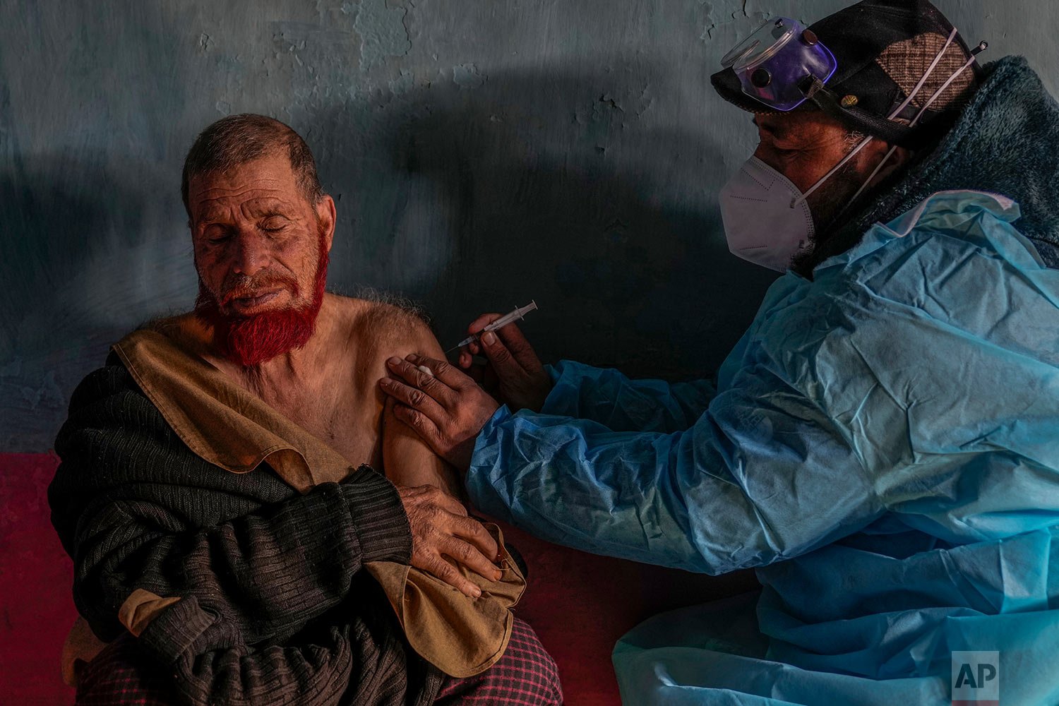  Jaffar Ali, a healthcare worker, administers a dose of Covishield vaccine to Ghulam Yousaf Mir during a COVID-19 vaccination drive in Gagangeer, northeast of Srinagar, Indian controlled Kashmir, Jan. 12, 2022. (AP Photo/Dar Yasin) 