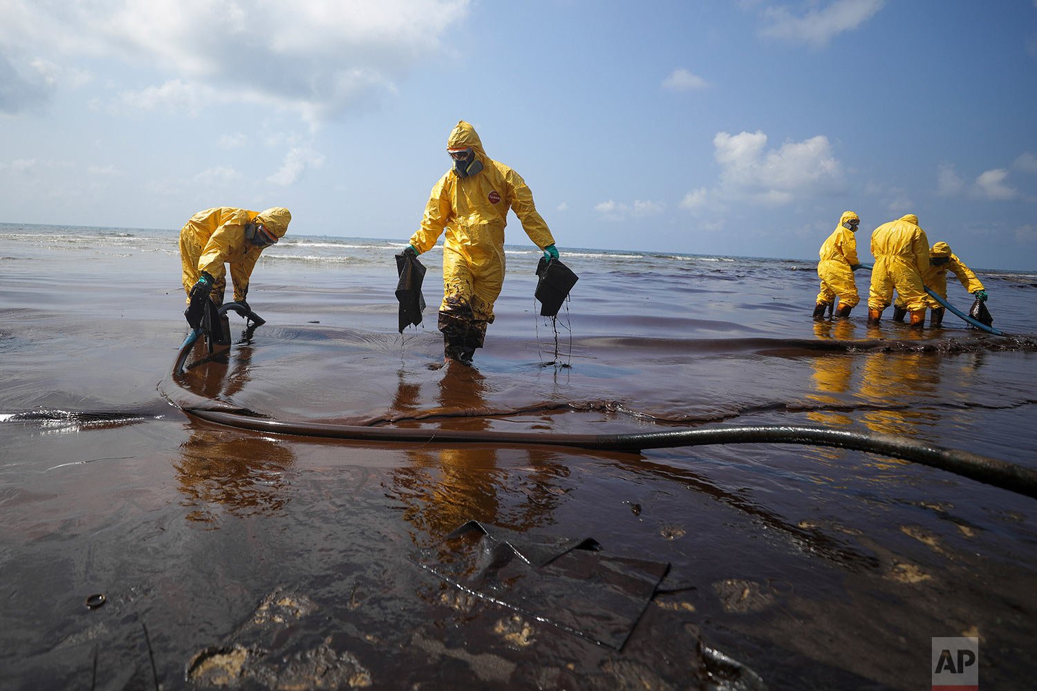  Workers carry out a clean-up operation on Mae Ramphueng Beach after a pipeline oil spill off the coast of Rayong province in eastern Thailand, Saturday, Jan. 29, 2022. (AP Photo/Nava Sangthong) 