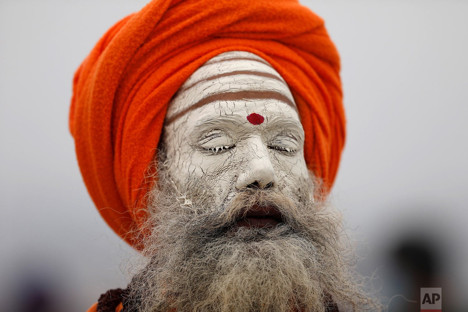  A Hindu holy man, performs rituals after taking holy dips at the Sangam, the confluence of three rivers — the Ganges, the Yamuna and the mythical Saraswati on the auspicious Paush Purnima day in Prayagaraj, India, Monday, Jan. 17, 2022. (AP Photo/Ra