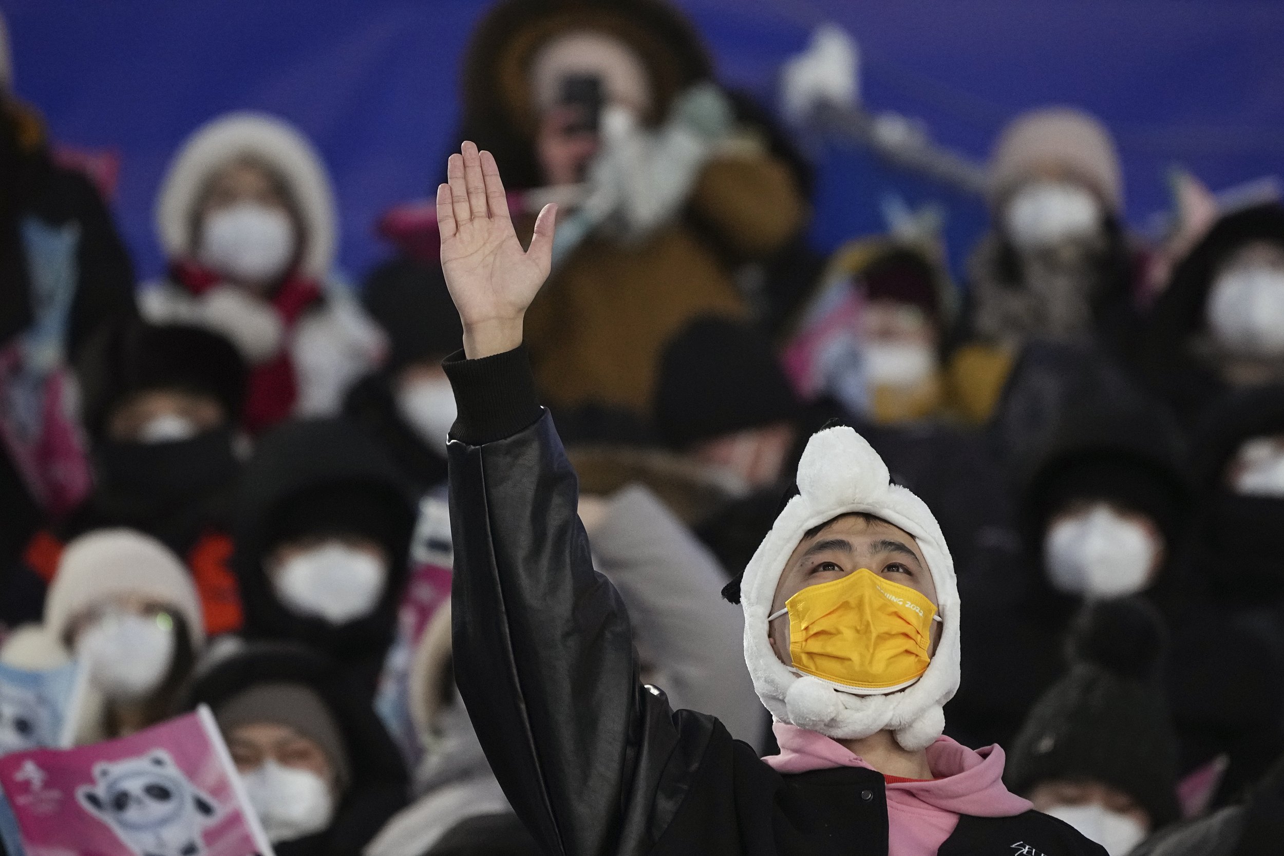 Spectators watch during the men's moguls qualifying at Genting Snow Park at the 2022 Winter Olympics, Saturday, Feb. 5, 2022, in Zhangjiakou, China. (AP Photo/Gregory Bull) 