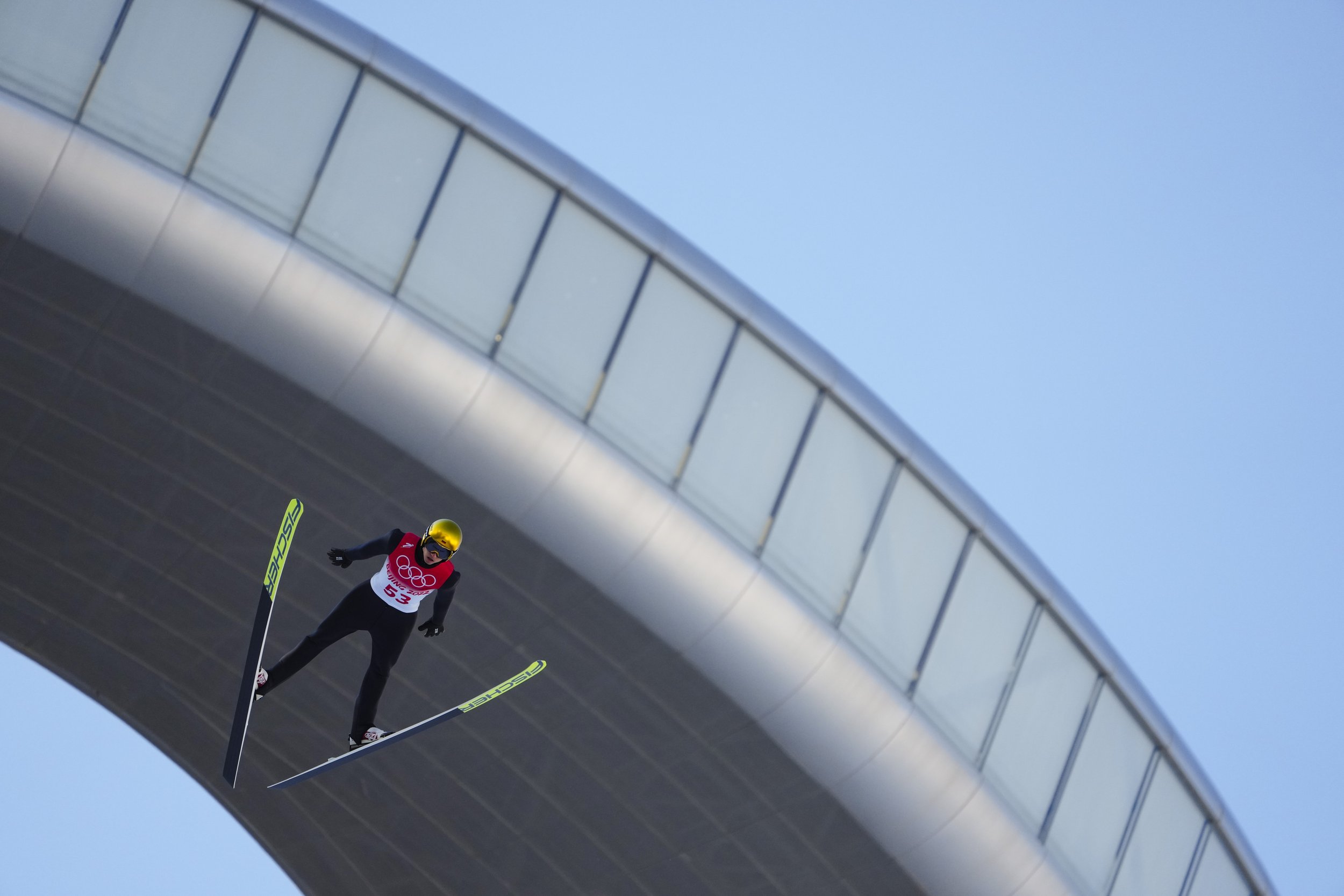  Karl Geiger, of Germany, soars through the air during the men's normal hill individual ski jumping qualification round at the 2022 Winter Olympics, Saturday, Feb. 5, 2022, in Zhangjiakou, China. (AP Photo/Matthias Schrader) 