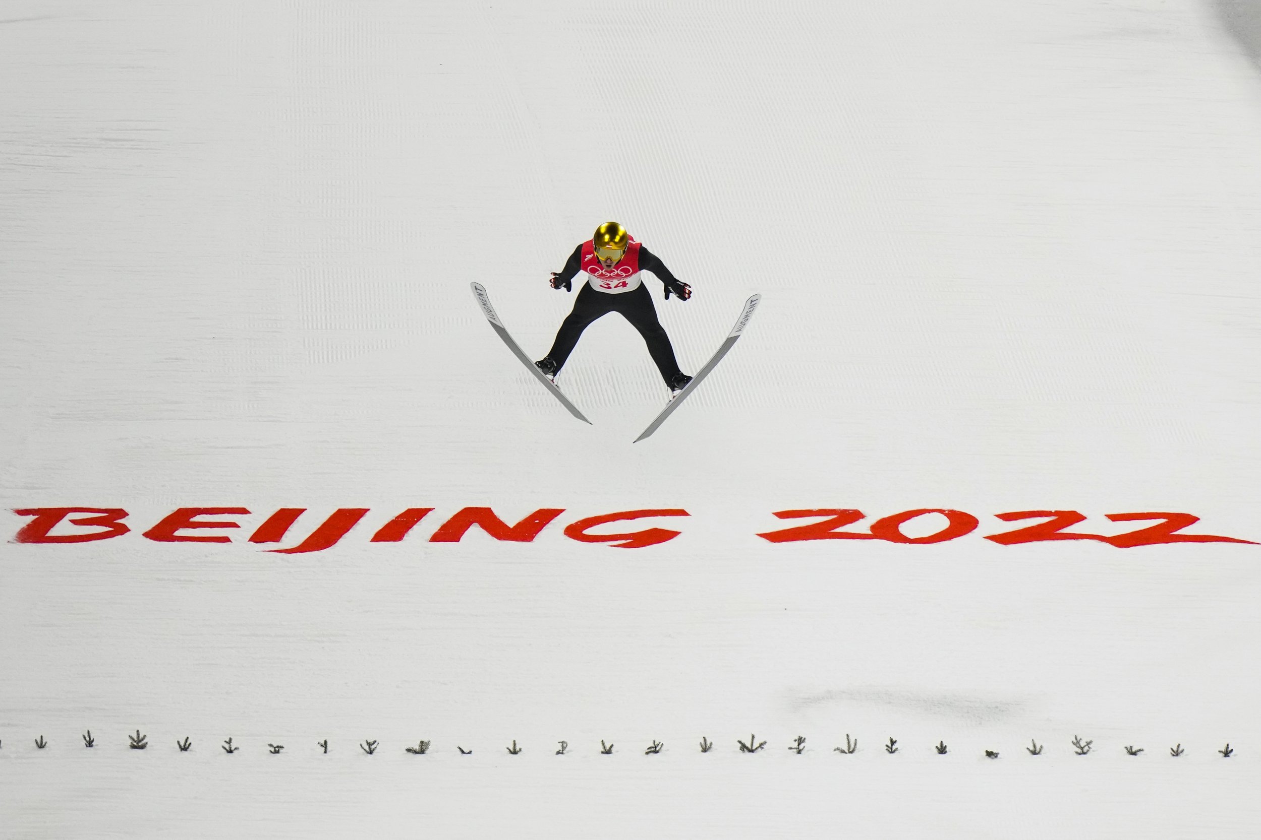  Manuel Fettner, of Austria, soars through the air during the men's normal hill individual ski jumping first round at the 2022 Winter Olympics, Sunday, Feb. 6, 2022, in Zhangjiakou, China. (AP Photo/Andrew Medichini) 