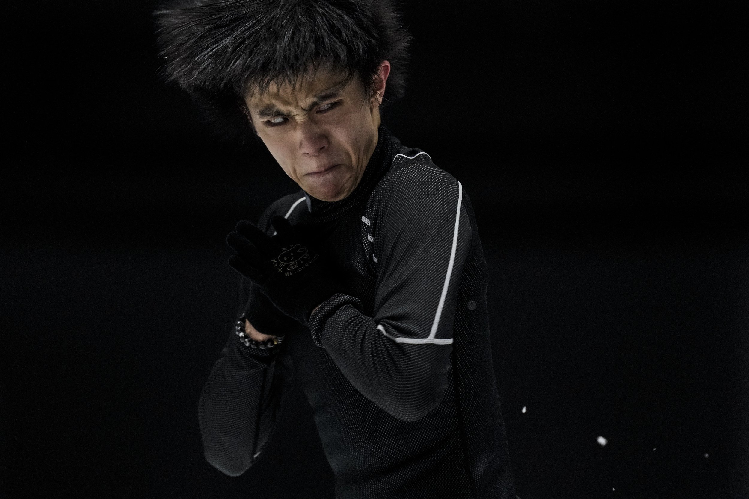  Yuzuru Hanyu of Japan attends a figure skating training session at the 2022 Winter Olympics, Monday, Feb. 7, 2022, in Beijing. (AP Photo/Bernat Armangue) 