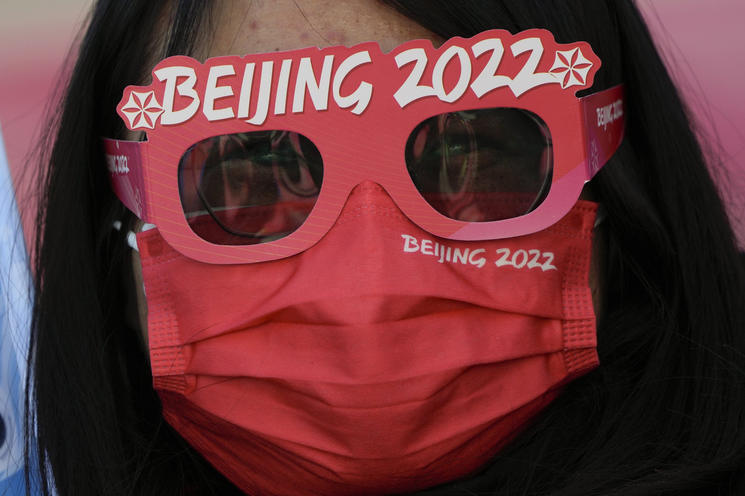  A spectator waits for the start of the men's downhill at the 2022 Winter Olympics, Monday, Feb. 7, 2022, in the Yanqing district of Beijing.(AP Photo/Mark Schiefelbein) 