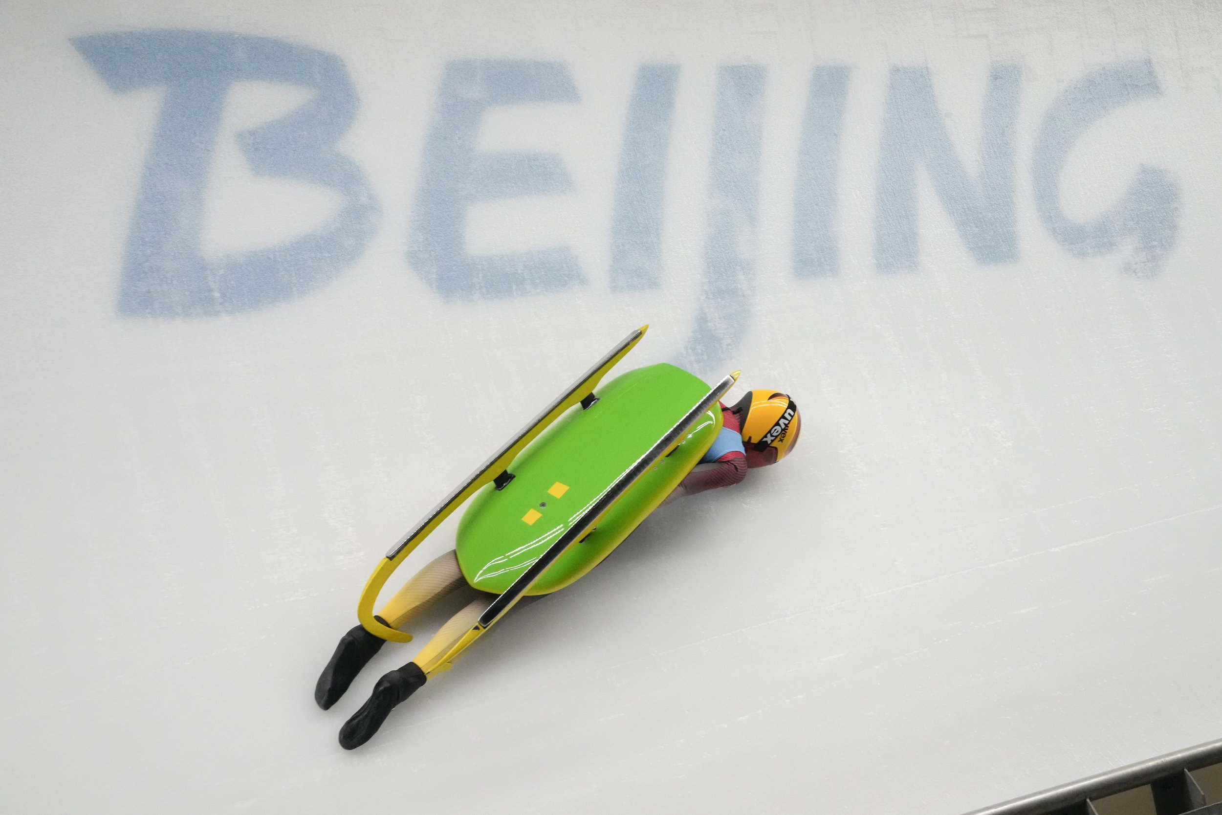  Julia Taubitz, of Germany, crashes during the luge women's singles run 2 at the 2022 Winter Olympics, Monday, Feb. 7, 2022, in the Yanqing district of Beijing. (AP Photo/Dmitri Lovetsky) 
