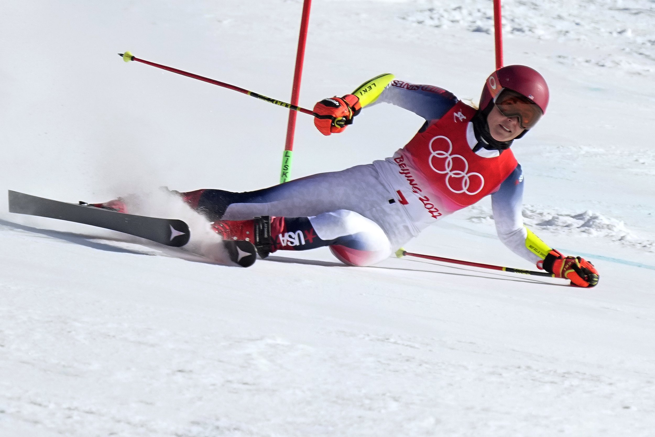  Mikaela Shiffrin of United States loses control and skis off course during the first run of the women's giant slalom at the 2022 Winter Olympics, Monday, Feb. 7, 2022, in the Yanqing district of Beijing. (AP Photo/Robert F. Bukaty) 
