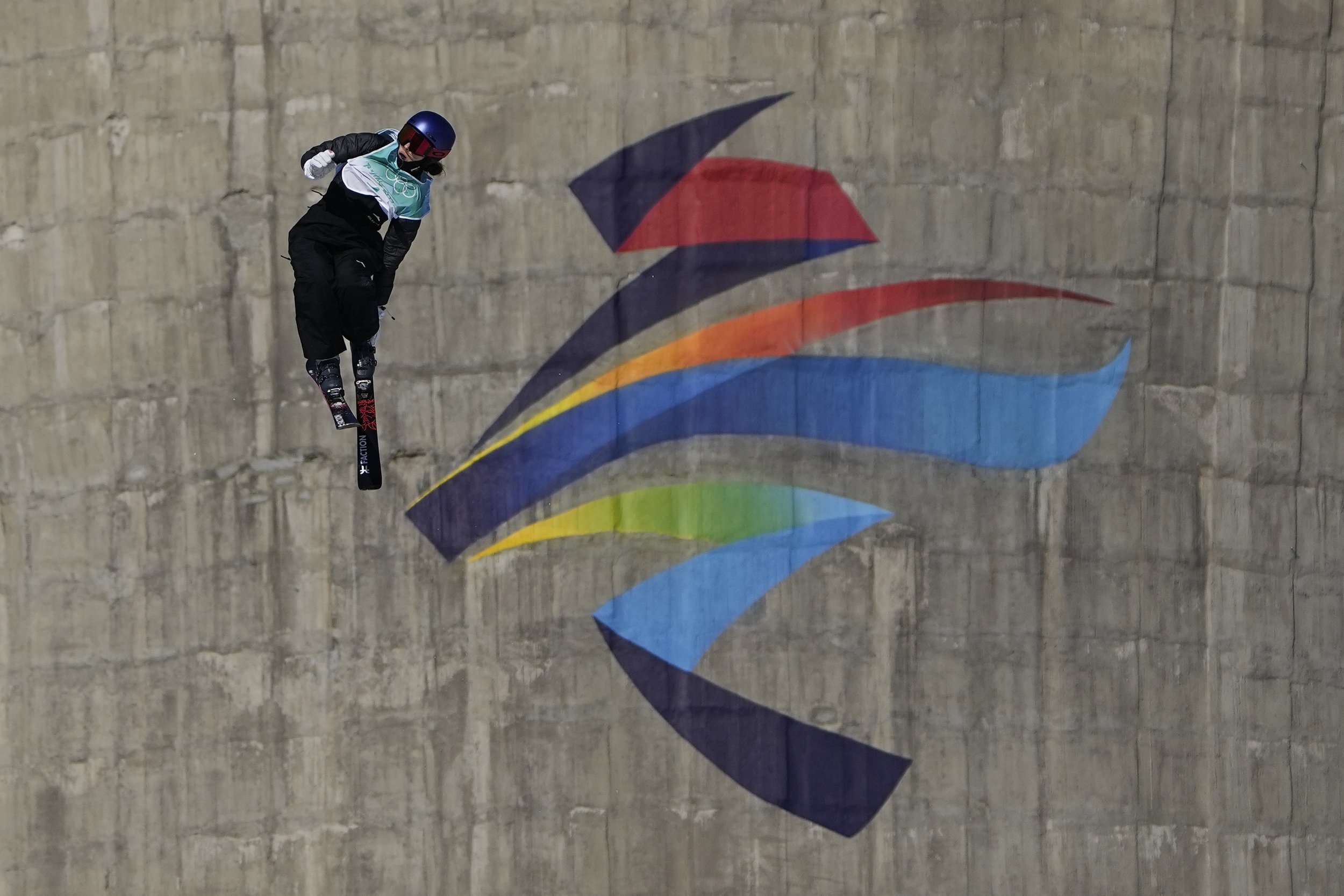  Eileen Gu, of China, competes during the women's freestyle skiing big air finals of the 2022 Winter Olympics, Tuesday, Feb. 8, 2022, in Beijing. (AP Photo/Jae C. Hong) 