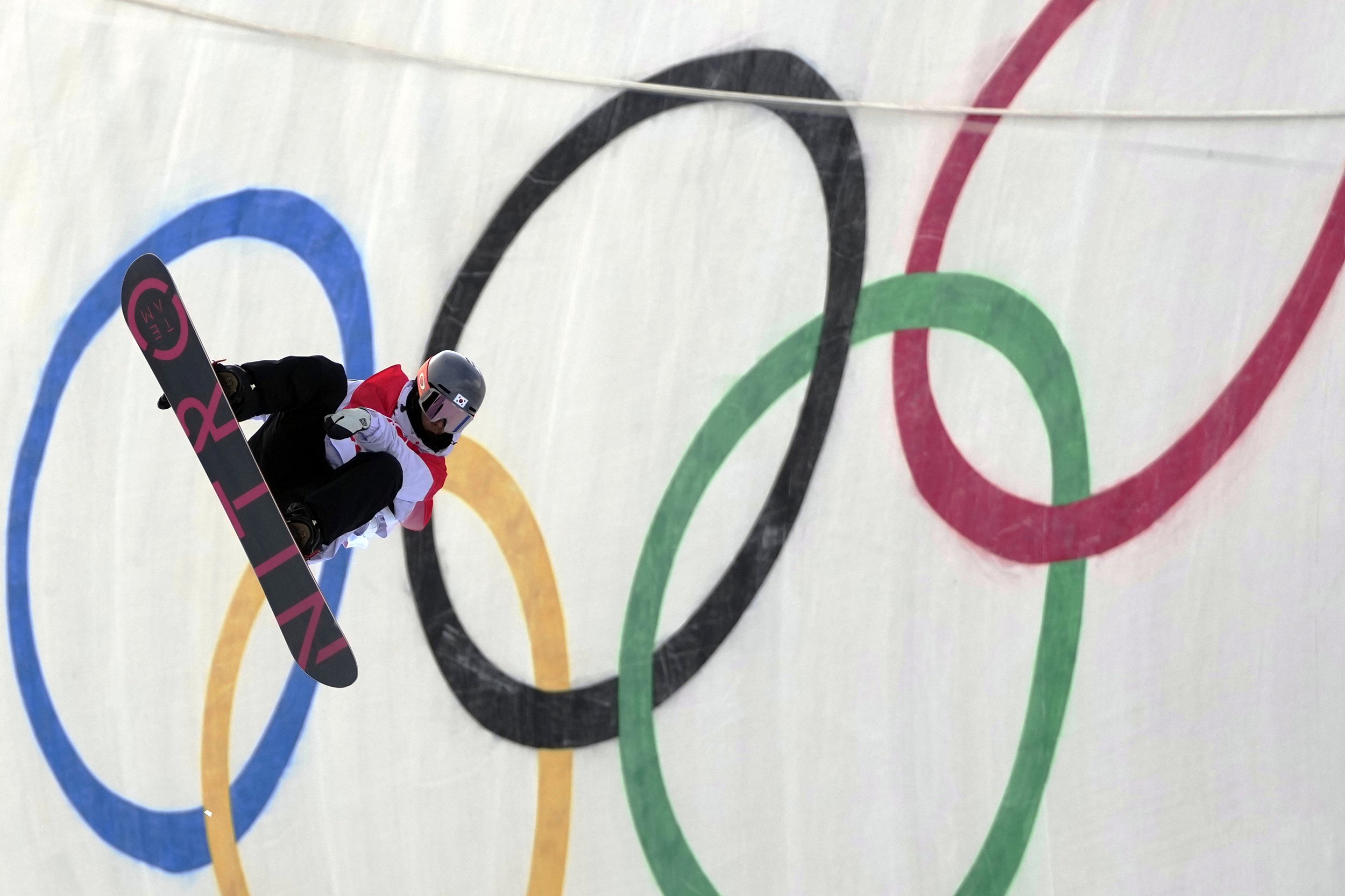  South Korea's Lee Chae-un competes during the men's halfpipe qualification round at the 2022 Winter Olympics, Wednesday, Feb. 9, 2022, in Zhangjiakou, China. (AP Photo/Lee Jin-man) 