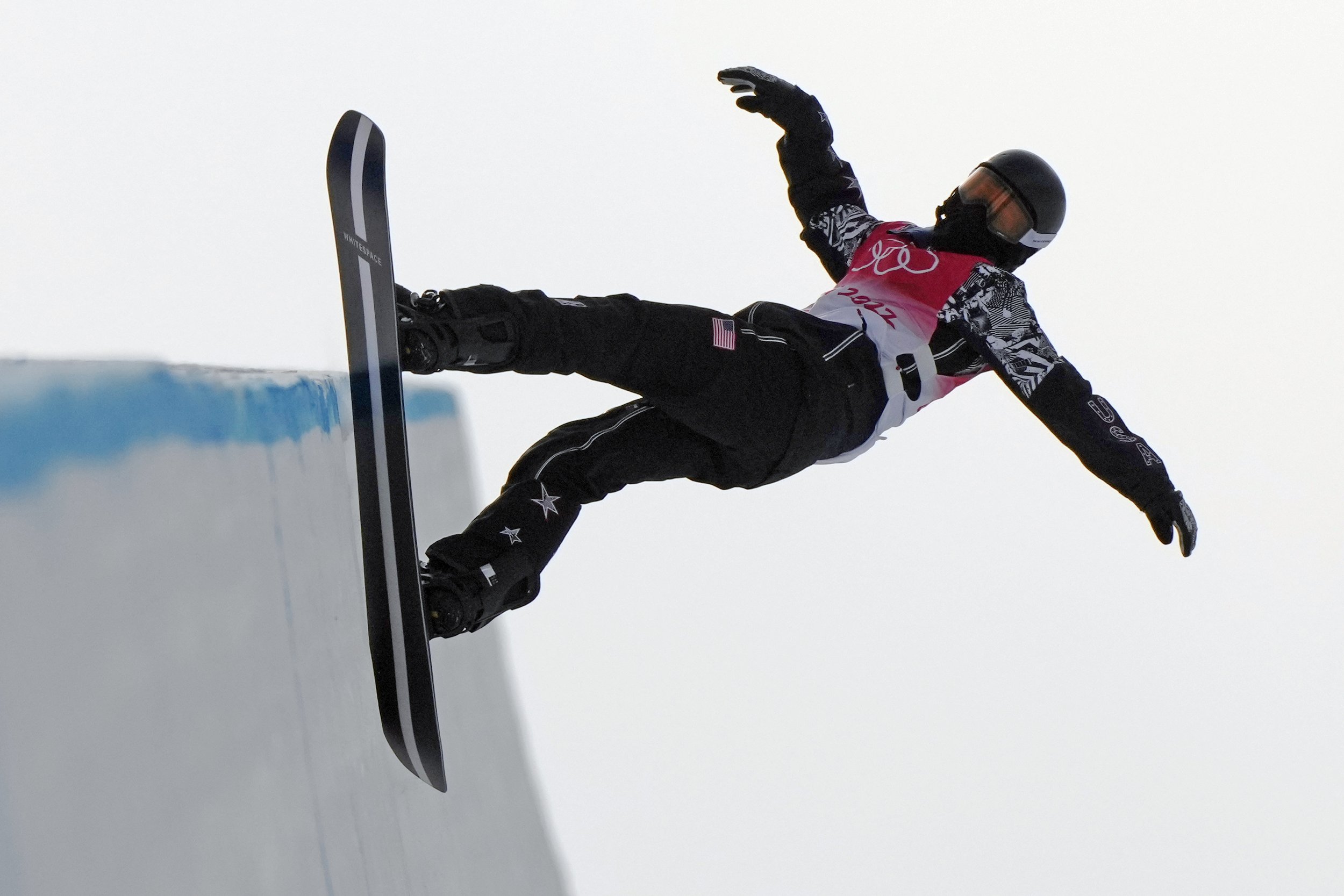  United States' Shaun White competes during the men's halfpipe qualification round at the 2022 Winter Olympics, Wednesday, Feb. 9, 2022, in Zhangjiakou, China. (AP Photo/Francisco Seco) 