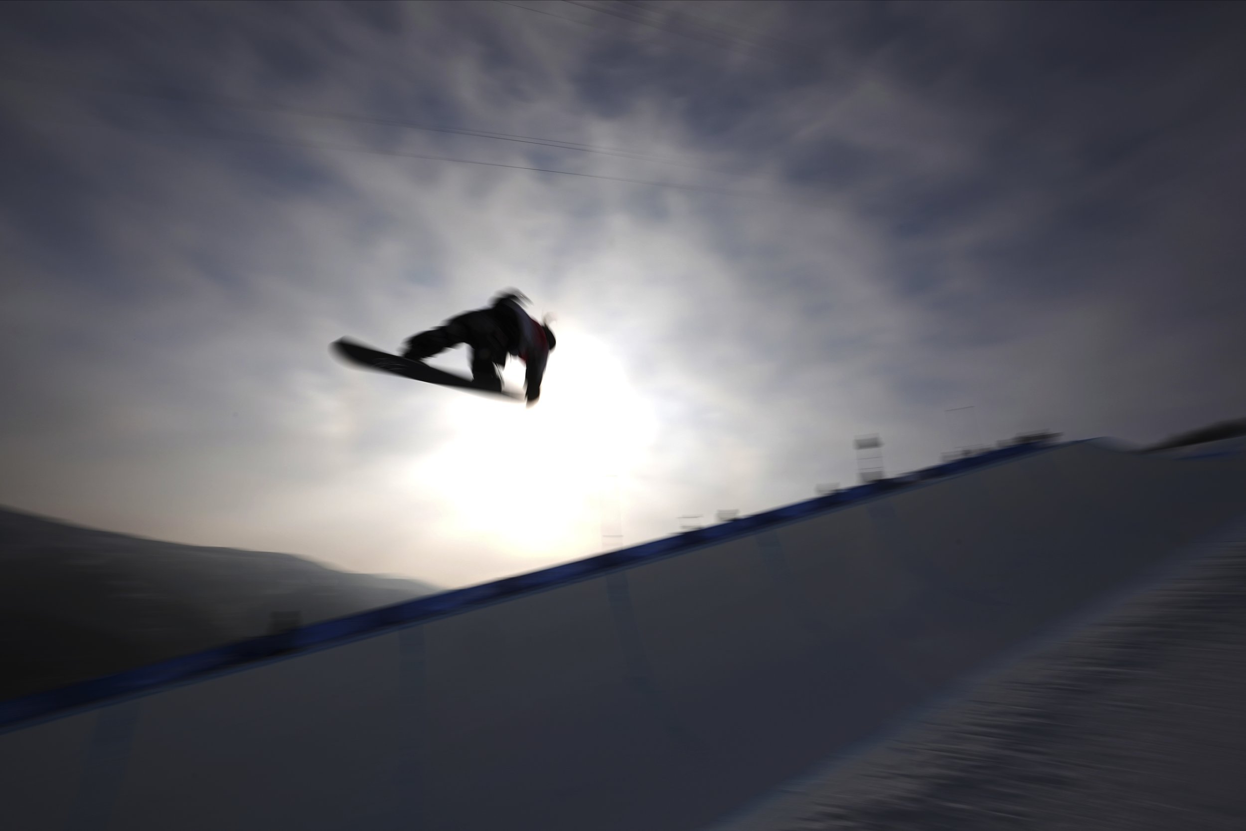  United States' Chloe Kim warms up before the women's halfpipe finals at the 2022 Winter Olympics, Thursday, Feb. 10, 2022, in Zhangjiakou, China. (AP Photo/Gregory Bull) 