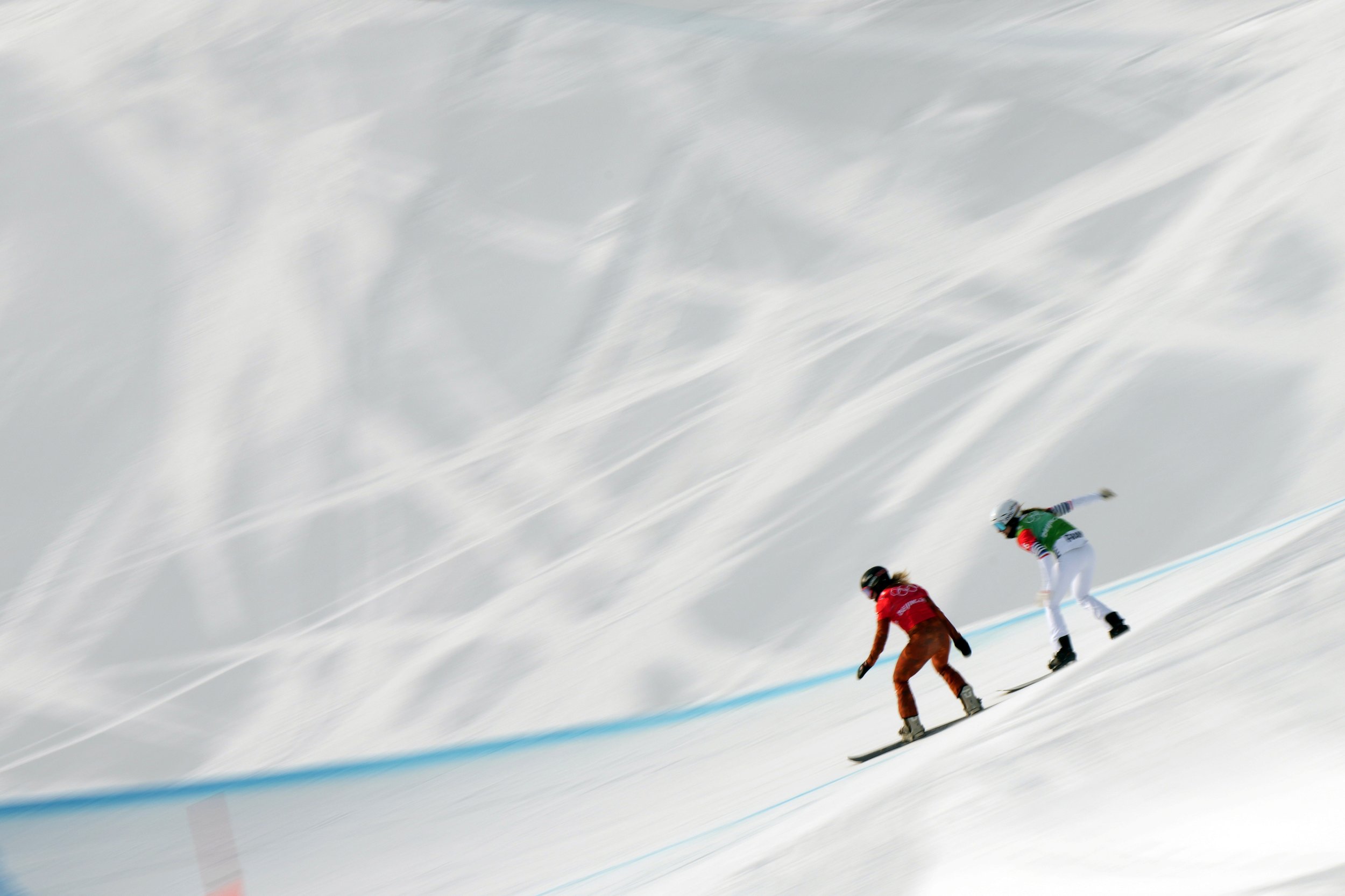  Canada's Meryeta O'Dine, left, and France's Julia Pereira de Sousa Mabileau run the course during the women's snowboard cross finals at the 2022 Winter Olympics, Wednesday, Feb. 9, 2022, in Zhangjiakou, China. (AP Photo/Francisco Seco) 