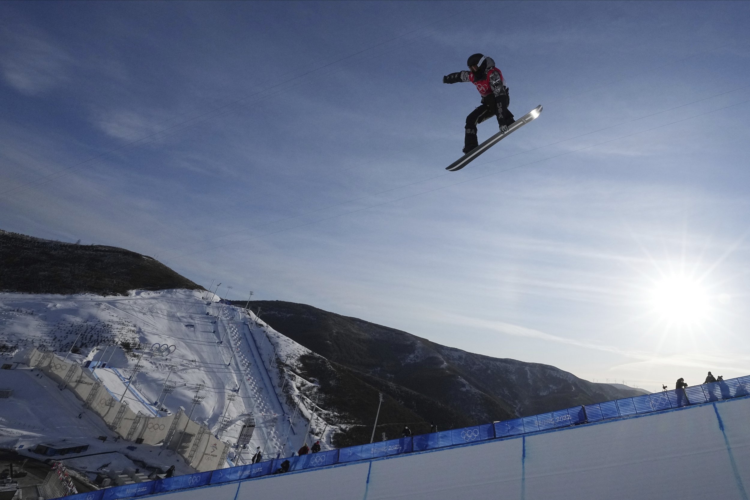  United States' Shaun White trains before the men's halfpipe finals at the 2022 Winter Olympics, Friday, Feb. 11, 2022, in Zhangjiakou, China. (AP Photo/Gregory Bull) 