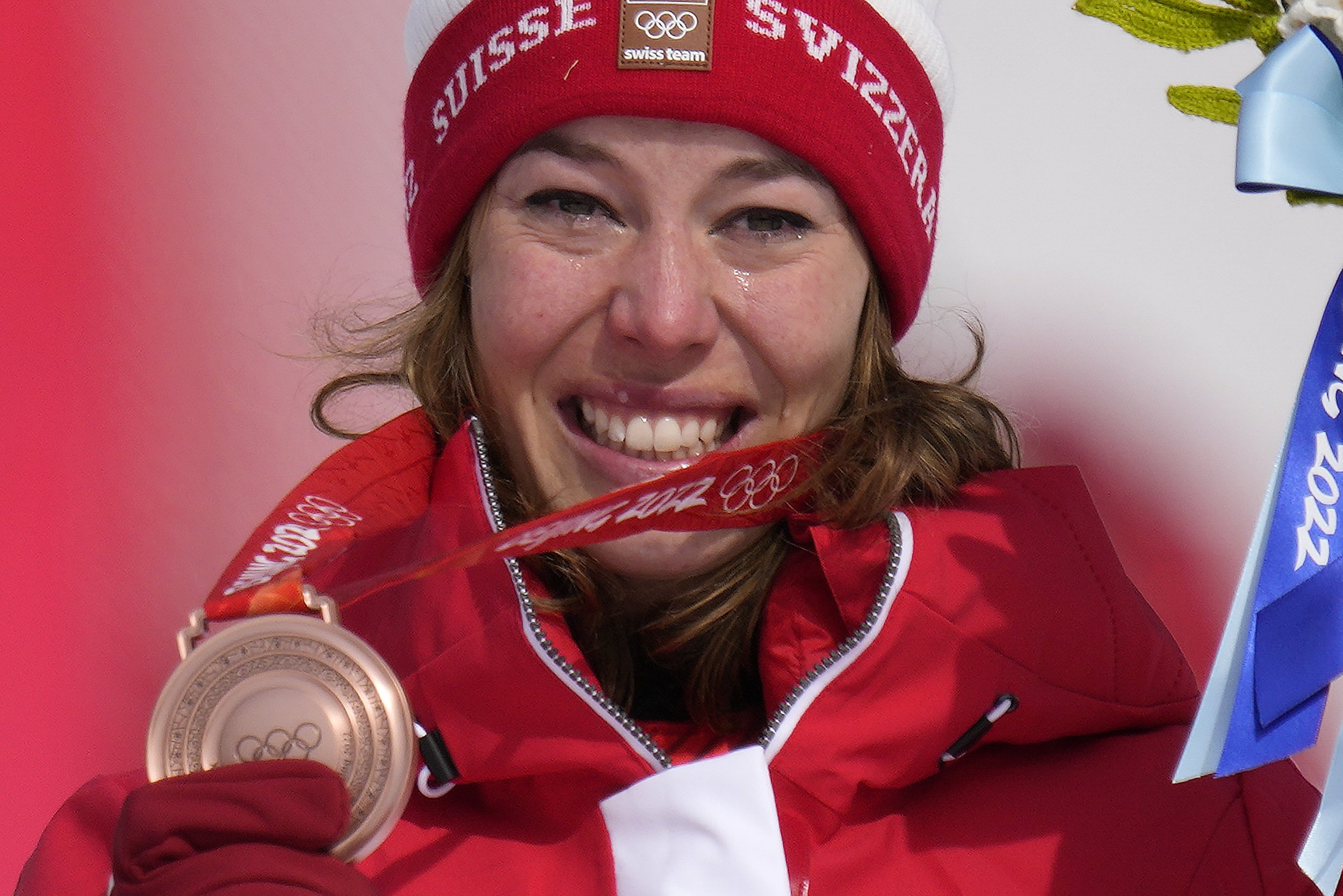  Michelle Gisin, of Switzerland, reacts during the medal ceremony after winning the bronze medal in the women's super-G at the 2022 Winter Olympics, Friday, Feb. 11, 2022, in the Yanqing district of Beijing. (AP Photo/Luca Bruno) 