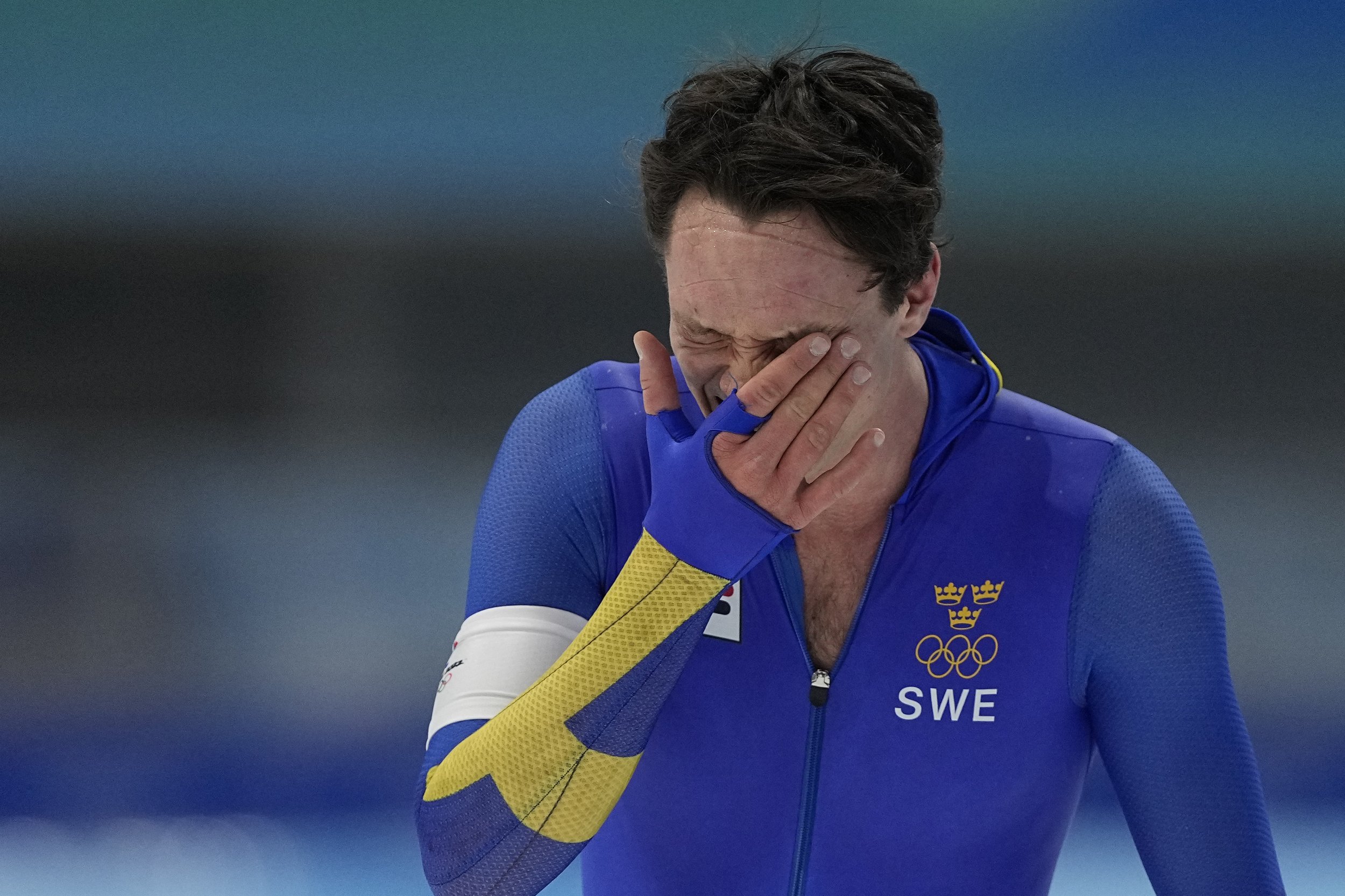  Nils van der Poel of Sweden reacts after breaking his own world record in the men's speedskating 10,000-meter race at the 2022 Winter Olympics, Friday, Feb. 11, 2022, in Beijing. (AP Photo/Ashley Landis) 