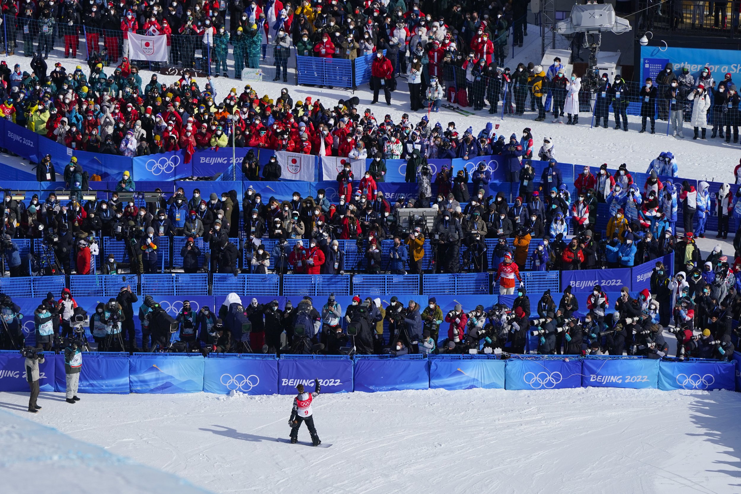  United States' Shaun White waves after competing in the men's halfpipe finals at the 2022 Winter Olympics, Friday, Feb. 11, 2022, in Zhangjiakou, China. (AP Photo/Gregory Bull) 