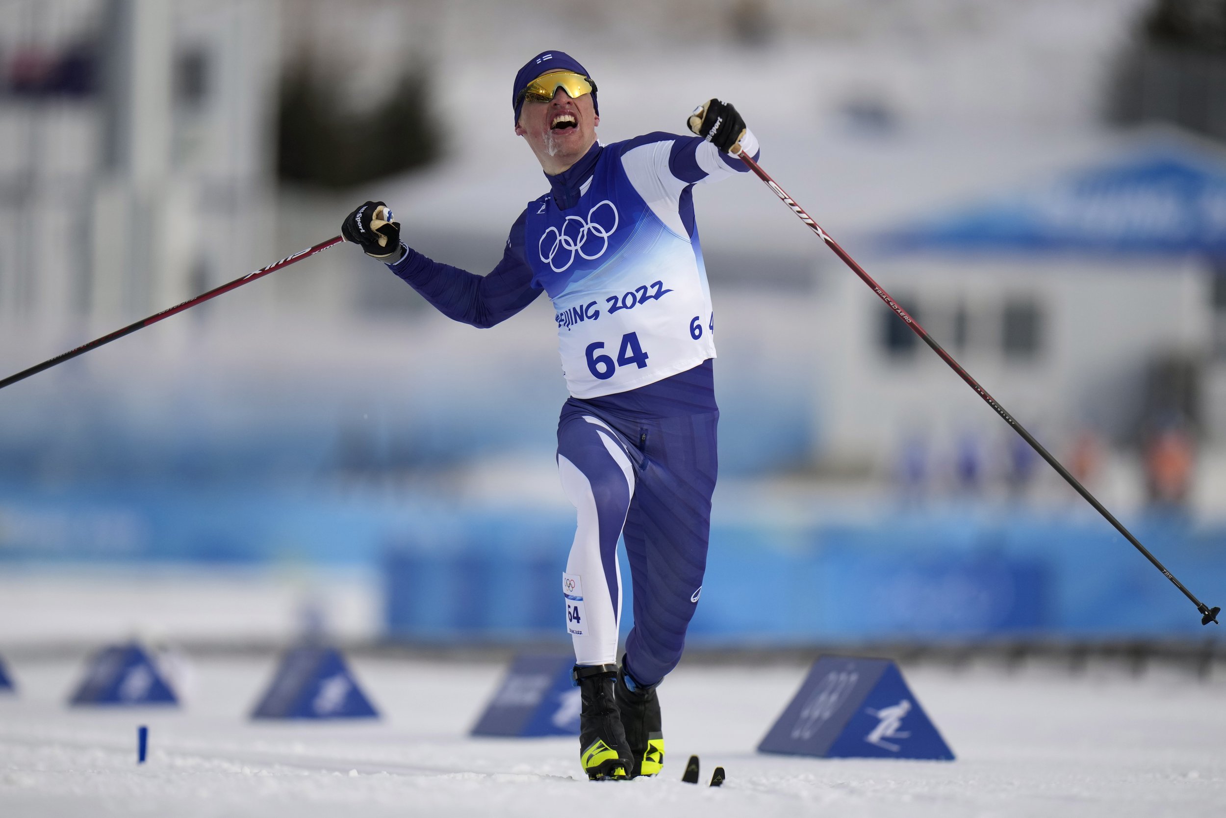  Iivo Niskanen, of Finland, celebrates as he crosses the finish line during the men's 15km classic cross-country skiing competition at the 2022 Winter Olympics, Friday, Feb. 11, 2022, in Zhangjiakou, China. (AP Photo/Alessandra Tarantino) 