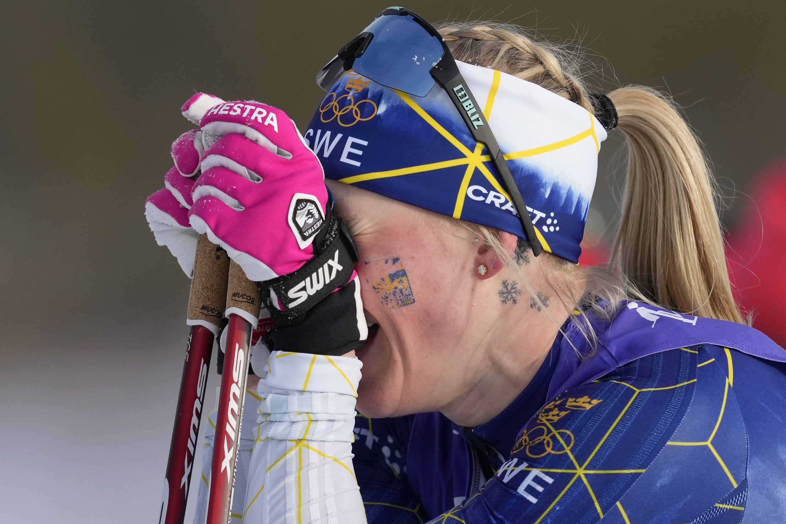  Jonna Sundling, of Sweden, reacts after winning the bronze medal with her team at the women's 4 x 5km relay cross-country skiing competition at the 2022 Winter Olympics, Saturday, Feb. 12, 2022, in Zhangjiakou, China. (AP Photo/Aaron Favila) 