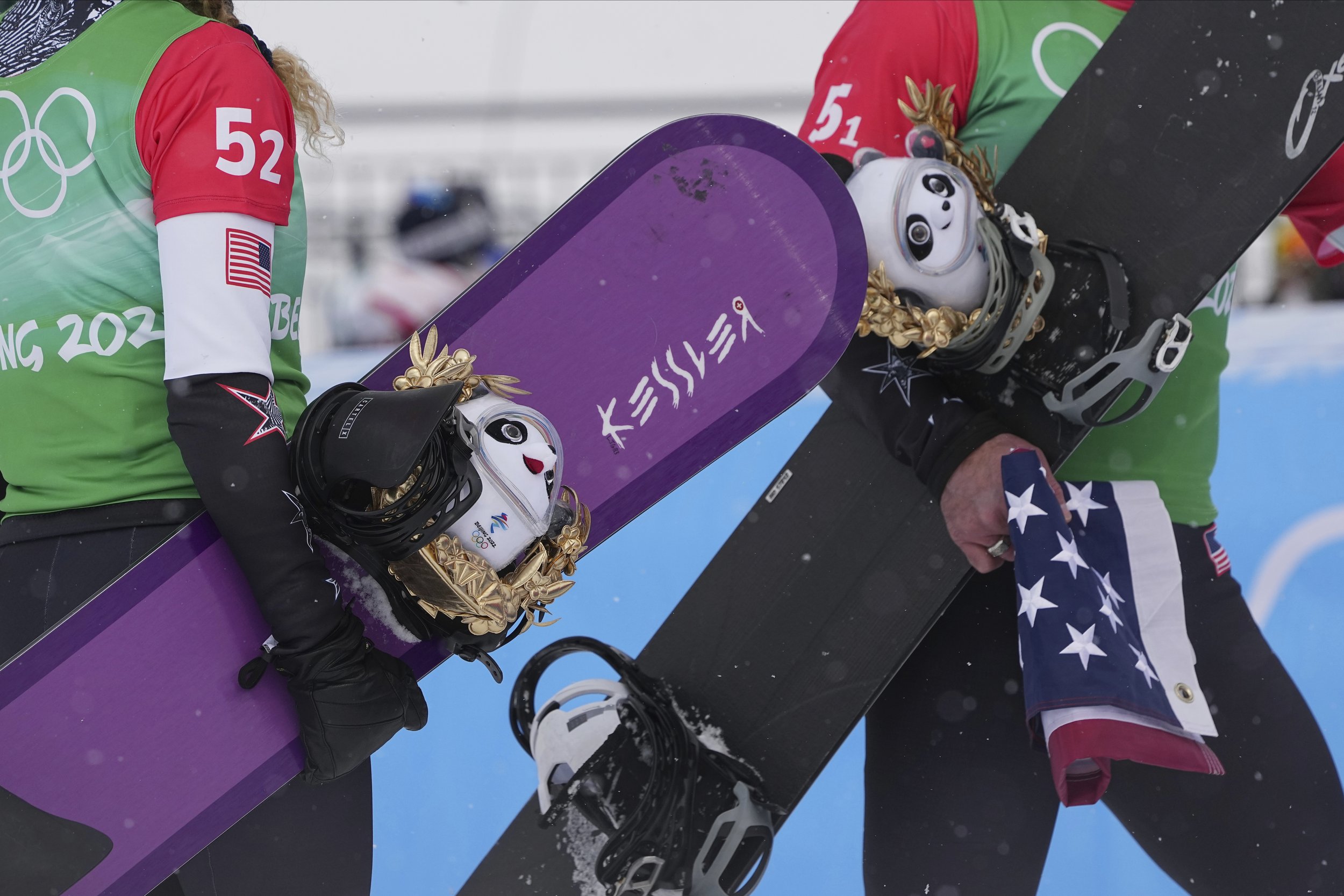  Gold medal winners United States' Lindsey Jacobellis and Nick Baumgartner walks off after the venue award ceremony for the mixed team snowboard cross finals at the 2022 Winter Olympics, Saturday, Feb. 12, 2022, in Zhangjiakou, China. (AP Photo/Grego