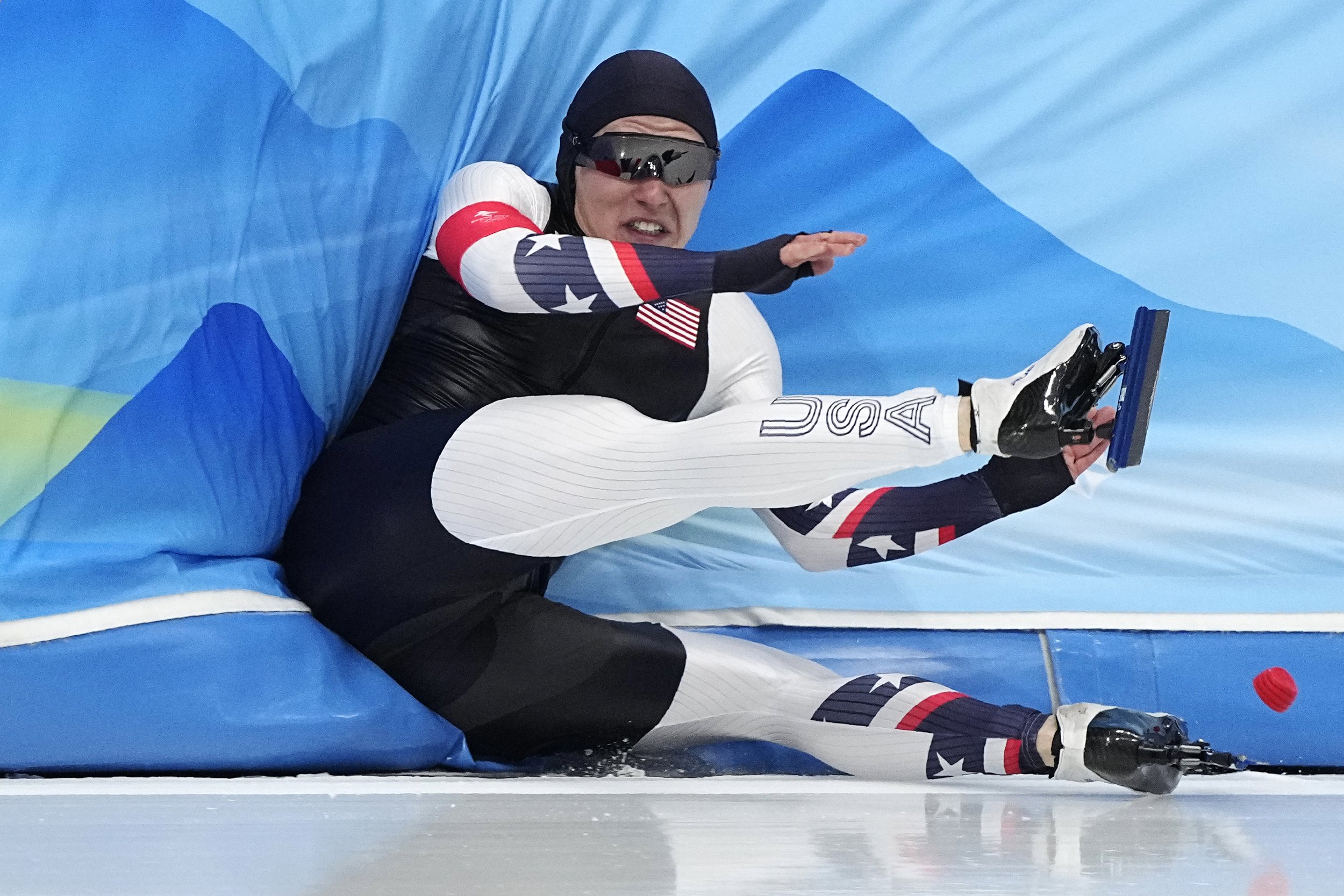  Austin Kleba of the United States falls during his heat in the men's speedskating 500-meter race at the 2022 Winter Olympics, Saturday, Feb. 12, 2022, in Beijing. (AP Photo/Ashley Landis) 